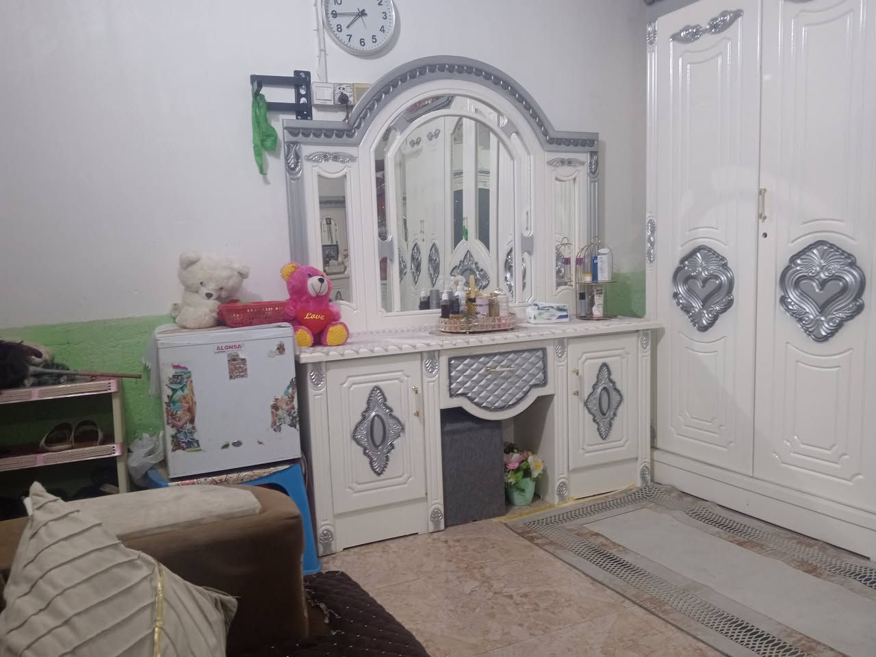 السلام عليكم غرفه كلش مرتبه وجديده وخشب قوي كلش استخدام 4 اشهر فقط
***********
