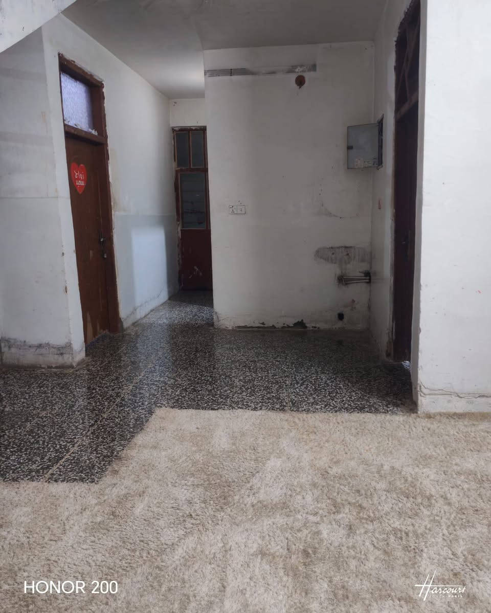 السلام عليكم بيت البيع مساحه 200و النزال 14و الواجه 14البيت متكون من ثنين غرف ارضيه و فوك وحده والبيت جبير خير من الله البيت مكيش موقع البيت الزعفرانيه دور الصحه الثانيه زراعي رقم التليفون *********** مجاري كامله و مي كامل و كهربائ
