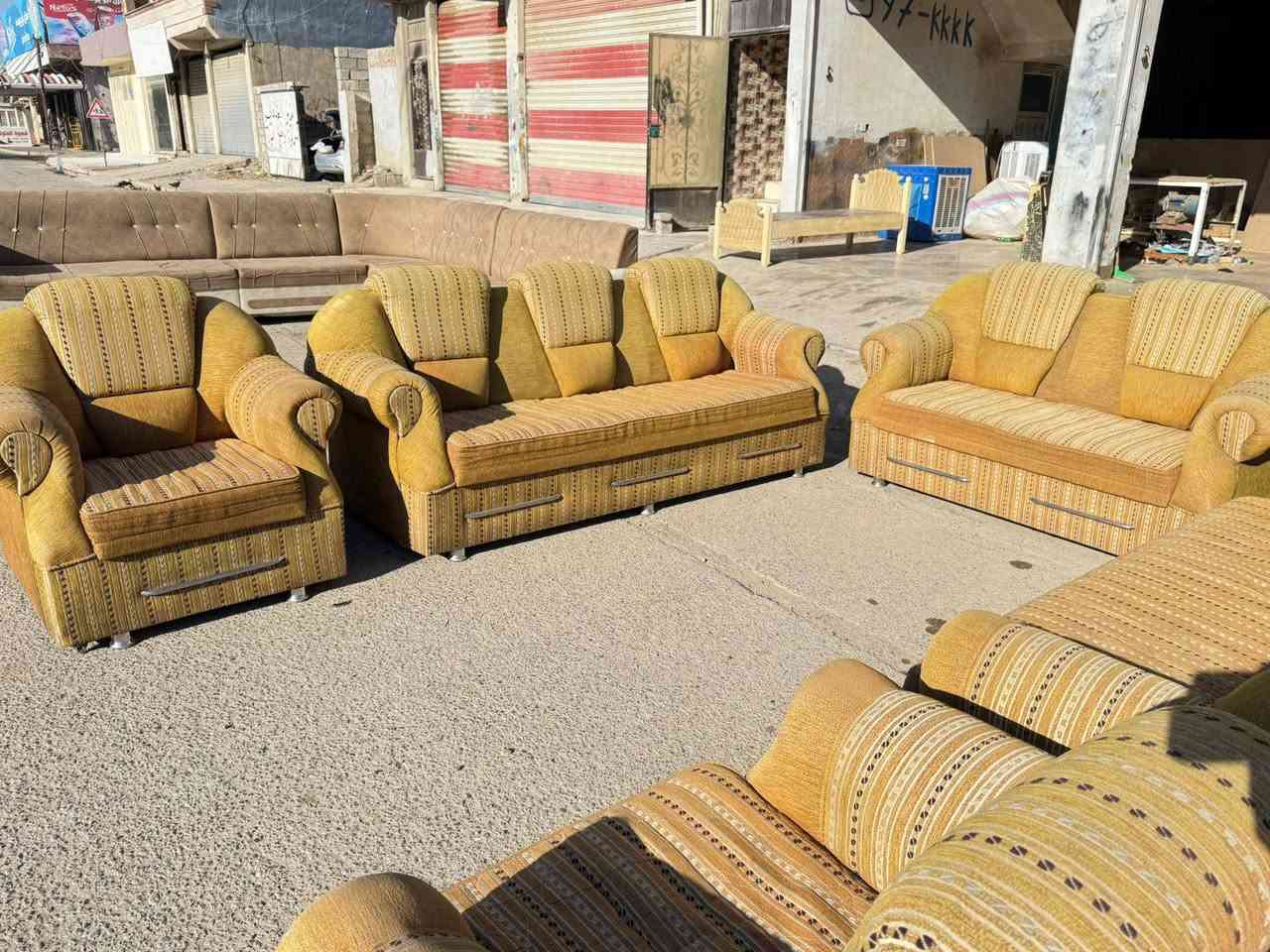 *********** تخم +ديوان مستعمل وشي نظيف اي عيب مابي💪 السعر 175 مال قبل العيد تصفيه ع 175 الف فقط العنوان كركوك النصر بداية سايدين مركز شرطه العروبة من طرف جسر 🌉 حصو ورمل معرض ومعمل الامير⭐🤝
