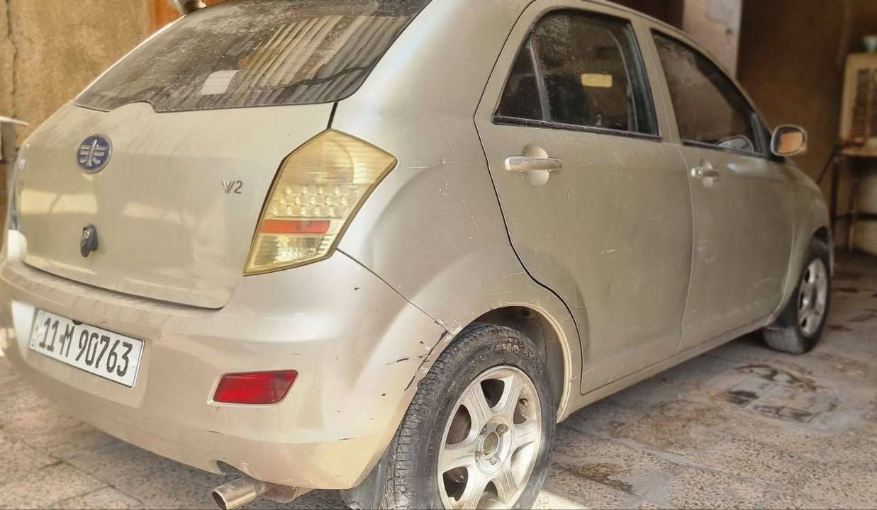 فاو V2 Faw
موديل 2013
ماشية 56 الف كيلو قابل للزيادة
رقم بغداد الانكليزي سنوية بإسمي هزة جديدة
محرك وكير تمام
تبريد شغال بس مو بارد
سيارة بدون صبغ بيها بارد موضحة بالصور 
شادلها شاشة اندرويد وكامرة خلفية دواخل نظيفة 
نقصها حدادية ضعيفة
للبيع او مراوس بأحسن وانطي فرق
السعر 40 وبيها مجال بسيط 
مكانها بغداد السيدية 
***********
