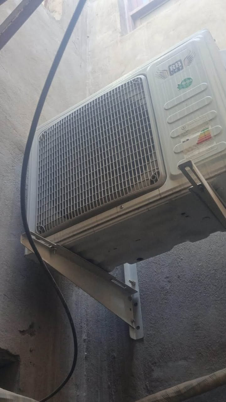 سلام عليكم سبلت انفيرتر يشتغل ع سحب4 امبير استخدام 4 اشهر جديد بعدة غاز مكفول اقتصادي410 حديث الصنع تجي تاخذة انت بيدك تشوف البرودة يلة تاخذة مكاني بغداد ابو دشير الشراي يتصل ***********/*********** سعرة 375 الف بي مجال بسيط والله اخذتة بشهر الثالث 550 الف ومامشتغل هواي
