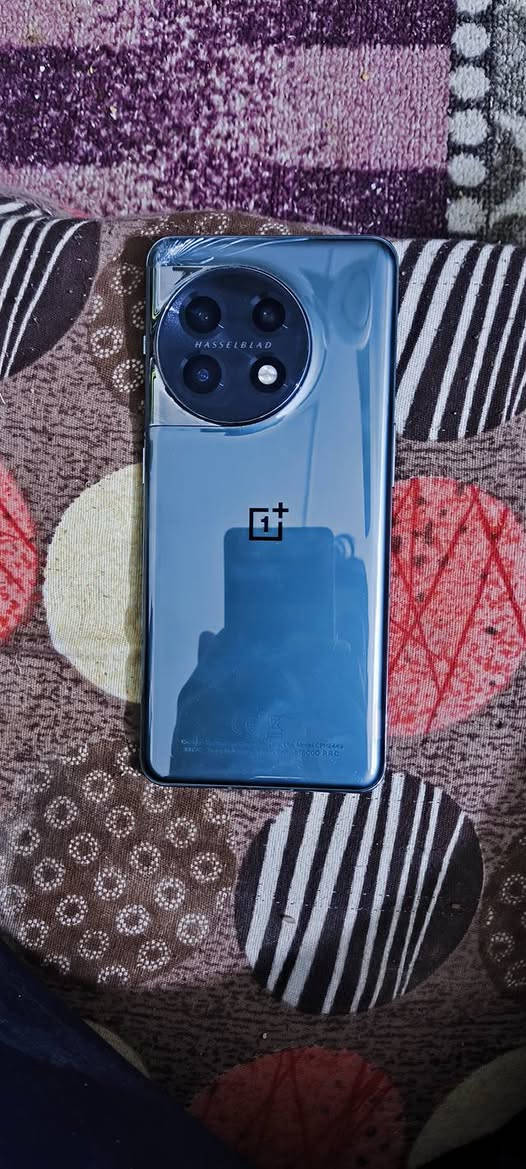 السلام عليكم جهاز ون بلص 11 ذاكرة 256  وياه شاحنة 90 واط. بي كسر بالضهر كلش قليل  مبين بالصورة  السعر 370 الف وبي مجال العنوان ديوانية المركز  ***********
