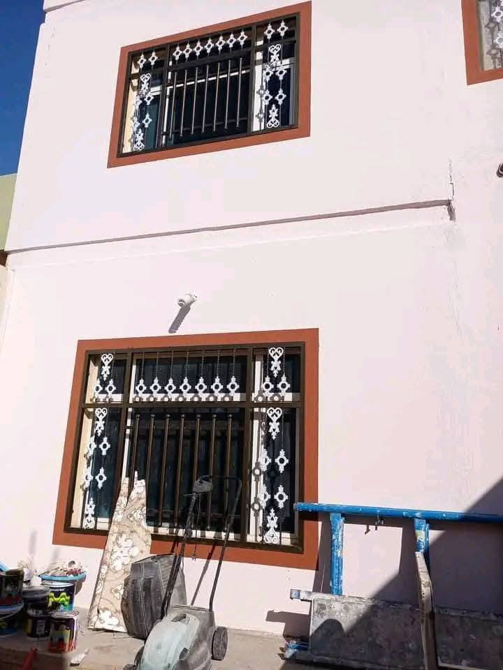 عندك غرفه تعبانه رطوبه تصليح وصبغ ترجع مثل ماجانت شرط اسعارنا شغل شرط  بيت 100 متر داخلي و خارجي ٣٠٠الف بس عمل بس ...الغرفه الواحده ٣٥ الف مع تصليح الغرفه   نشتغل ورق جدار بديل الرخام سقف ثانوي ***********   , وات ساب اشتغل بس عمل
