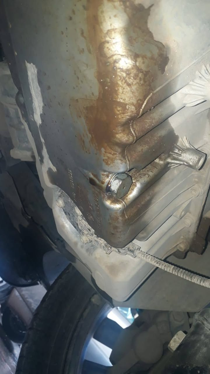 جانب من اعمالنا تم اصلاح صره دهن محرك ل سياره اطلس بعد ما مخربي احد الورش المعروفه مال دهن تم ارجاع السياره الى حاله  الوكاله اخوتي جماعه الدهن لاتخلي تفلون ولاخيط حراري رحمه ل والديك تره احنه وصلنه ل ٢٠٢٦  خلي واشر فافون او واشر ابو جبنه فقط تحياتي الكم اخوكم ابو انس وان شالله شغل ينال اعجابكم😍❤️
📞***********
وملاحظه/ من تشوف صره مسولكه او من يسلك بيدك بلغ صاحب سياره  حته يصلحه مو تلزكه اله تالي يوكع صره ويكوم محرك
