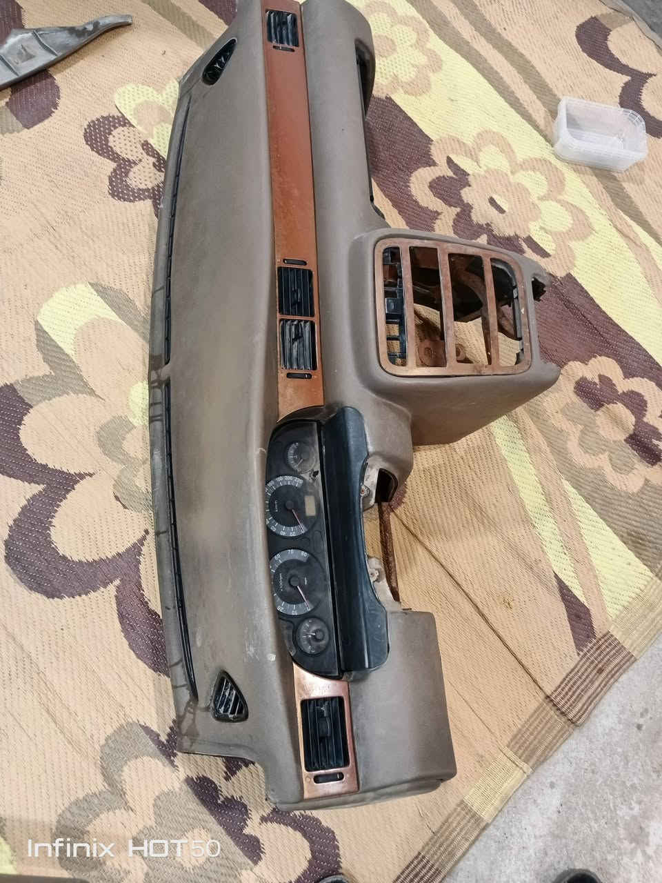 السلام عليكم اغراض سمند للبيع وياهن تنتة لون بيجي نضيفة كلش وياهن جامات مال اربع بيبان وماطورات بيبان مكان بغداد التواصل ***********
