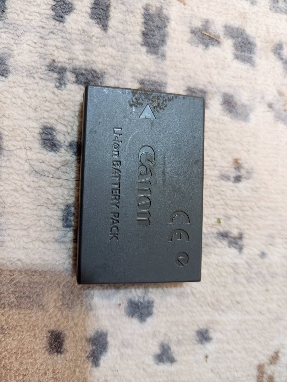 الكاميرا الظاهرة في الصور هي:
📷 Canon PowerShot PC1008 من شركة Canon
وهذه من الكاميرات الرقمية القديمة (بداية الألفينات تقريبًا)، وكانت موجهة للاستخدام اليومي البسيط.
🔍 النوع والتصنيف
النوع: كاميرا رقمية مدمجة (Compact Digital Camera)
الفئة: Point & Shoot (تصوير تلقائي بسيط)
تخزين: بطاقة ذاكرة CompactFlash (CF) (كما يظهر بالصورة)
⚙️ المواصفات التقريبية
(بعضها تقديري حسب هذا الموديل القديم)
📸 الدقة: حوالي 2 ميجابكسل
🔍 الزوم: تقريب بصري بسيط + رقمي
📺 الشاشة: LCD صغيرة (حوالي 1.5 بوصة)
💾 الذاكرة: CompactFlash (CF)
🔋 البطارية: بطاريات AA أو بطارية خاصة (حسب النسخة)
🎥 الفيديو: تصوير فيديو بجودة منخفضة (قديمة)
⚡ الفلاش: مدمج
🔌 منافذ: USB قديم لنقل الصور
⭐ المزايا
✔️ سهلة الاستخدام (مناسبة للمبتدئين)
✔️ حجم صغير وخفيفة الوزن
✔️ لا تحتاج خبرة في التصوير
✔️ تعمل بدون إنترنت أو إعدادات معقدة
سعر 30.000 وبيها مجال لشراي مكاني بصره حيانيه شارع الامام موسى الكاظم راسلني وتدلل***********
