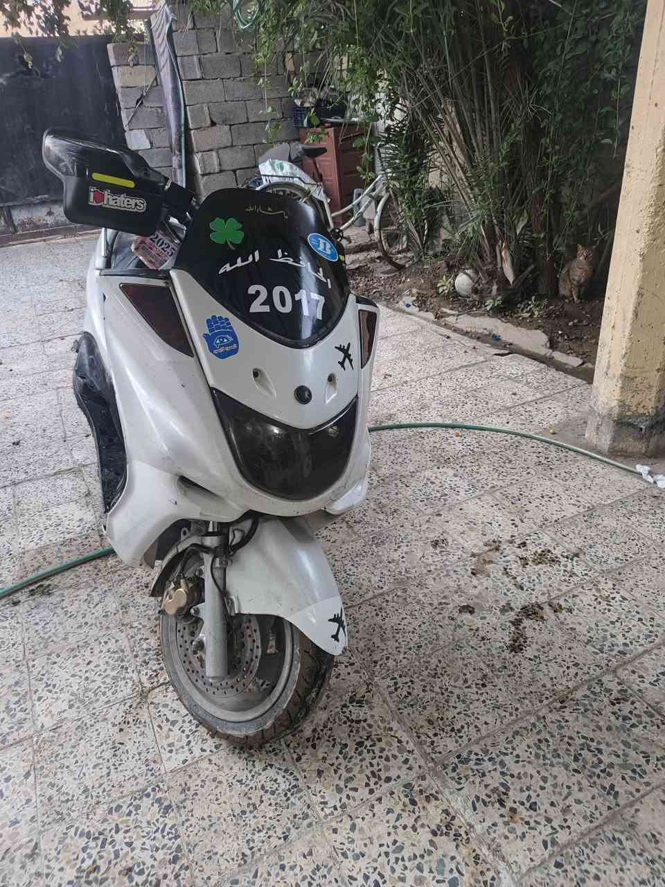 السلام عليكم دراجه ماحسته دبل رون دراجه بلاديه مامفتوحه كفرات ابلاد دراجه اي نقص مابيه كهربائي كله شغال دراجه كله بلاد للبيع وا مراوس  السعر ب 300مكاني ديالي بعقوبه لاستفسار عل رقم***********

