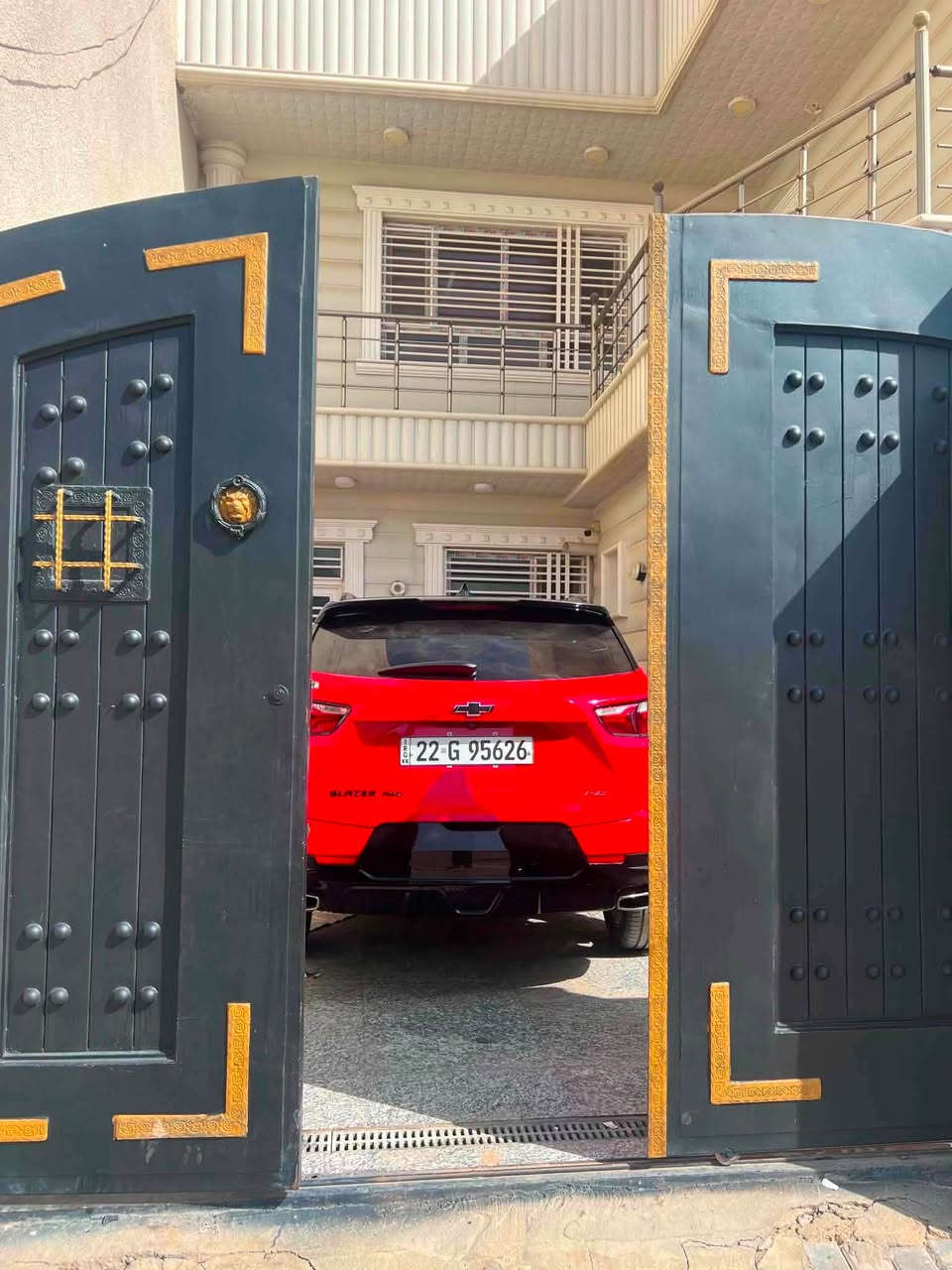 شوفرليت بلايزر فئة RS موديل 2022 فوول 1/1 محرك 6 سلندر رقم اربيل بأسمي  لون احمر طماطي سقف اسود عداد المسافة : 18 الف ميل صور امريكا مرفقة صبغ البنيد وبارد. قليل جدآ في الجاملغ 
للبيع اوالمراوس حسب القناعه

المواصفات : 
▪️المحرك : 3.6L (ستة سلندر) 
▪️فور ويل 4x4
▪️حجم الويل : ويل كب اسود اصل حجم 20 مع طقم تايرات تويو ياباني بحالة الوكاله
▪️لايتات زينون عالي وناصي مع حاجب LED
▪️بصمات عدد 4 للابواب مع بصمة تشغيل
▪️كامرات محيطية برؤية 360 درجة
▪️رادار امامي مانع تصادم
▪️حساسات الأنحراف عن المسار
▪️رادار جانبي (نقاط عمياء)
▪️حساس خلفي
▪️كشنات السيارة جلد اسود مع تطريز احمر اصل
▪️تحكم فول كهرباء لكرسي السائق و الراكب
▪️كشن ذاكرة (خزن ميموري) لكرسي السائق
▪️شاشة الدشبول حجم كبير (ايباد)
▪️تبريد قطعتين امامي وخلفي
▪️تدفئة وتبريد المقاعد
▪️مقاعد مساج + رجاج
▪️جنطة كهرباء
▪️تشغيل عن بعد
▪️سايد بريك دكمة
▪️سستم صوت BOSE 
▪️تحكم ستيرن جهتين بلوتوث وحاكية وكروس سرعة وتحكم صوت 
▪️نظام ABS مانع انزلاق
السعر 225$ 
***********/ كربلاء المقدسه
