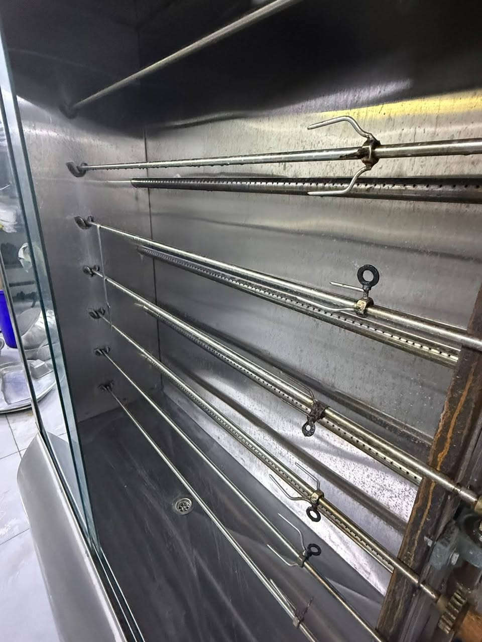 السلام عليكم شوايه دجاج شغل عراقي سمكها واحد ملم سل ستيل شغله درجه أولا ٧ اشياش وياه وماطور شغال وياه بلوجكتر يتعلك فوكاه  ا استعمال قليل الاستفسار*********** مكان بغداد الجديده شارع المسبح سعره 1500 وبيه مجال الشراي

