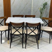 ميز طعام • سطح خشب • كراسي جلد