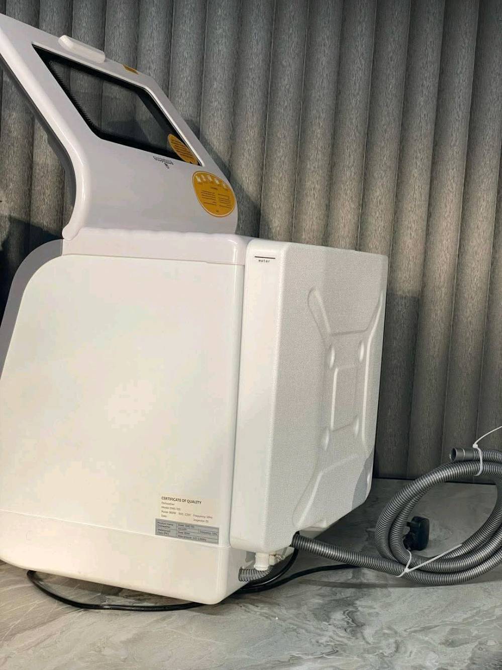 واخيراً غسالة الصحون المنضدية الاوتماتيكية 
اخر تحديث من ماركة امبليوم الالمانية 
مع ضمان سنة حقيقي
- غسالة صحون المانية تتسع ل 10 صحون  مع أنظمة متعددة وتغسل فواكه والخضروات 🍈🍋
- لا تحتاج الى تأسيس للماء والكهرباء  بعكس الانواع الاخرى
- هيتر داخلي تسخين الماء بسرعة فائقة 
المميزات :
- شاشة عرض ديجيتال LED أنيقة. 
- خمس برامج غسيل (تلقائي/ مكثف/ عادي/ اقتصادي/سريع). 
- نافذة شفافة لمشاهدة عملية تنظيف الصحون
- خاصية التحكم بالوقت 30 _ 40 _50  دقيقة
- توقف ذاتي عند فتح باب غسالة الصحون
- ممكن وضعها في اي مكان في البيت لسهولة نقلها ( كاونتر او ميز او اي مكان مناسب)
- ازالة الدهون بشكل فعال 
اطلبوها حصرا من الوكيل الحصري لشركة الامبليوم
للحجز يرجى مراسلة الصفحة او الاتصال ع الرقم التالي
*********** واتساب 📩 📨 
التوصيل لجميع المحافظات 🚚 🚚 🚚