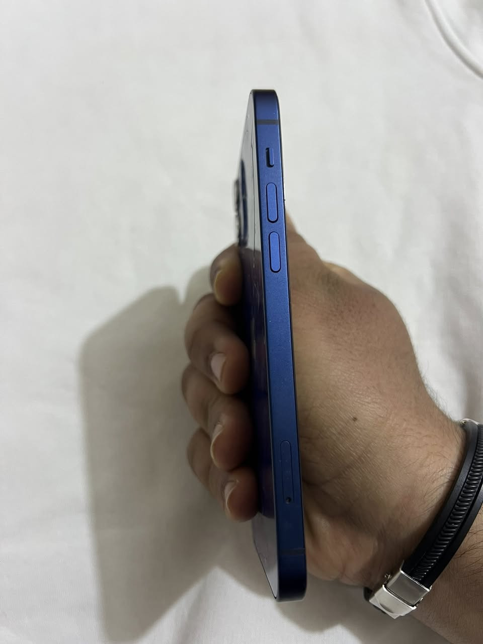 للبيع‼️
ايفون 12 عادي للبيع تلفون ماداخل تصليح ونضيف فقط الضهر مكسور وباقي التفاصيل كله بلادي الجهاز استعمال مال بيت وكلش حلو ومرتب البطارية اصلية السعر 300 
العنوان:-البصرة العالية شارع حسينية الحلاف
الرقم:- ***********
215\4096
