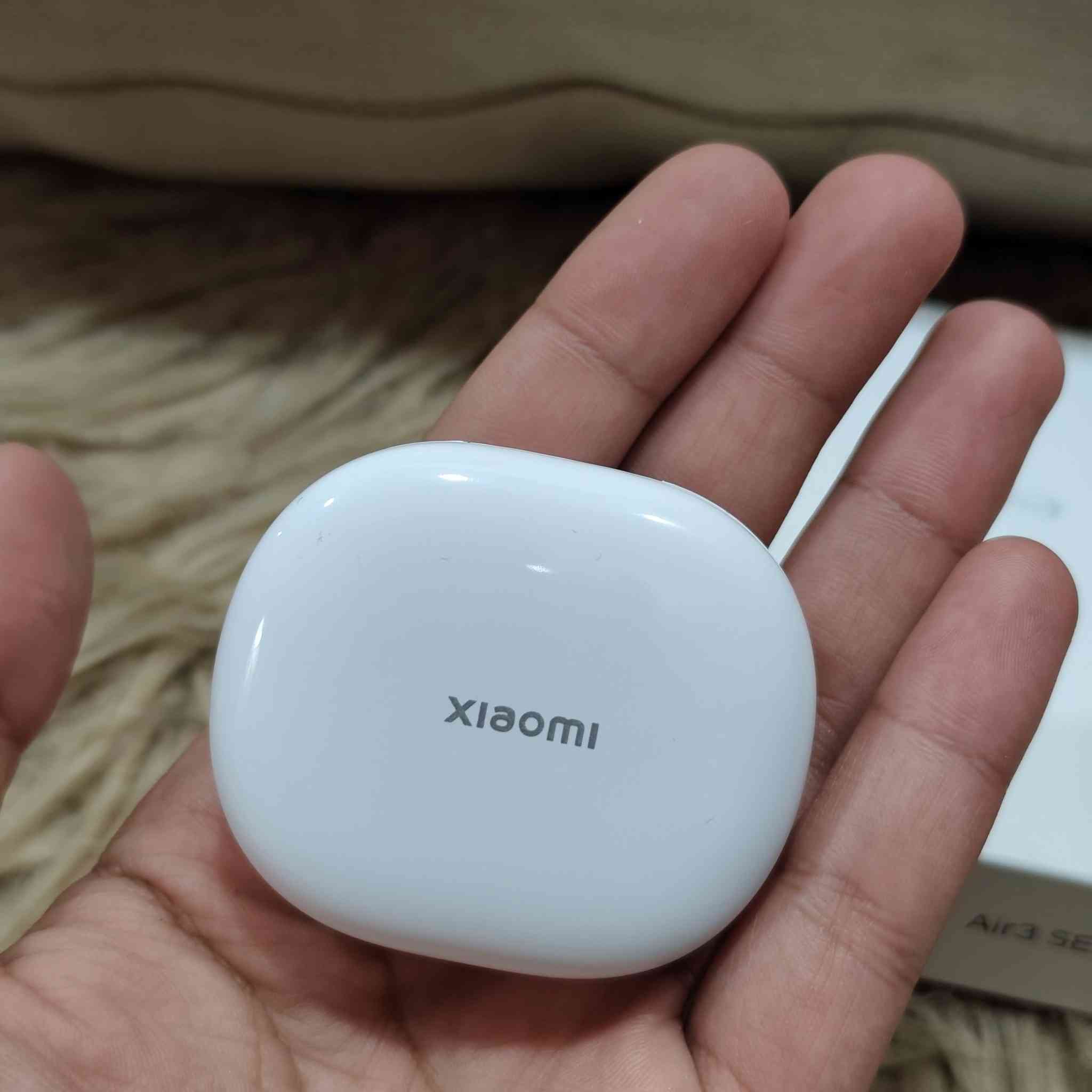 XIAOMI Air3 SE
جديدة لوك

سماعات شاومي اصلية  تتميز بتصميم مريح وخفيف الوزن . تعمل بتقنية بلوتوث 5.3 لضمان اتصال مستقر وسريع، وتوفر صوتًا نقيًا مع خاصية إلغاء الضوضاء الذكي (AI) للمكالمات. توفر البطارية ما يصل إلى 24 ساعة من الاستماع مع علبة الشحن، 
وتُشحن عبر منفذ USB Type-C. 
أبرز المميزات والمواصفات:
التصميم: خفيف الوزن، شكل مريح داخل الأذن.
الاتصال: بلوتوث 5.3 (Bluetooth 5.3) بمدى يصل إلى 10 أمتار.
الصوت: توفر باس (Bass) قوي وصوت متوازن.
المكالمات: تقنية AI لإلغاء ضوضاء المكالمات لضمان وضوح الصوت.
البطارية: عمر بطارية يصل إلى 24 ساعة (مع العلبة).
التحكم: لمسي للتحكم في التشغيل/الإيقاف، المكالمات، والمساعد الصوتي.
متوفر توصيل لكل العراق 🇮🇶


**إذا كنت صاحب هذا الإعلان وتريد حذفه لأي سبب، رجاءا أرسل رسالة إلى الدعم الفني**