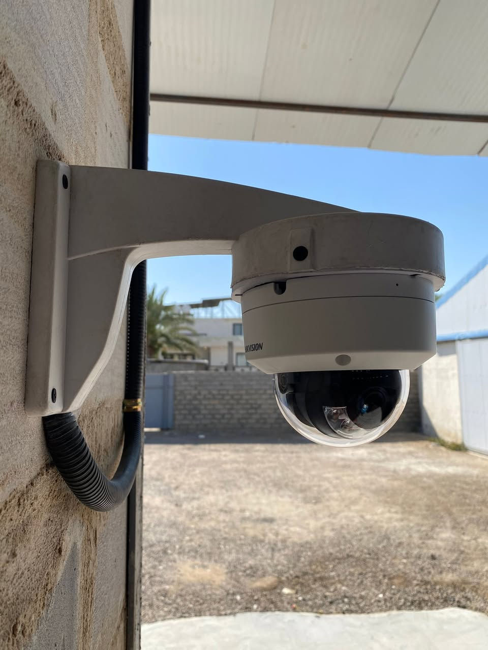 🛑 شغل شركة مو مال هواة.. إذا تدور "الرخيص" هذا المنشور مو إلك! 🛑
منشور طويل؟ إي نعم لأن حماية عملك وفلوسك مو لعبة 👇
بفضل الله تم إنجاز وجبة تنصيب منظومة كاميرات مراقبة عملاقة لشركة بهارات معروفة في منطقة أبي غريب.. الشغل صار على داير حبل
⚙️ المواصفات الفنية للمنظومة (شغل VIP):
•البراند العالمي: Hikvision (الرقم 1 بالعالم).
•النظام: IP System (أنقى وأحدث نظام نقل إشارة بدون أي تشويش أو نويز).
•العدد: 12 كاميرا بدقة 8 ميجابكسل (4K).. يعني تفاصيل التفاصيل تبين عندك (الوجه، العملة، أرقام السيارات) مو مجرد خيالات!
•الحل الجذري للكهرباء: عاكسة ذكية بطارية ليثيوم تدوم 12 ساعة متواصلة! طفت الوطنية اشتغل المولد المنظومة مالتك ما تطفي ولا ثانية وتأمينك مستمر 24 ساعة.
🛠️ ليش تختارنا إحنا بالذات؟
1. الترتيب والنظافة: وايرات مخفية بوري وبوكسات عازلة لحماية الأسلاك من الشمس والمطر، وترتيب السيرفر يفتح النفس.
2. برمجة احترافية: ربط المنظومة على الموبايل بدقة عالية وبثبات تام تتابع حلالك وشغلك من أي مكان بالعالم.
3. ضمان حقيقي: مو بس نبيع وننصب ونختفي، دعمنا الفني وياك خطوة بخطوة

ملاحظة: إحنا ما ننافس بالسعر الرخيص اللي وراه كاميرات تفصل ووايرات تحترق ورا شهر.. إحنا ننافس بـ الجودة، الترتيب، والعمر الطويل.

📞 للحجز والاستفسار:
إذا عندك (شركة، معمل، مخزن، أو بيت ضخم) وتريد شغل "مرتب" يبرد القلب.. لا تتردد وتواصل ويانا:
• 📱 رقم الهاتف: [***********]
• ✉️ أو راسلنا على رسائل الصفحة مباشرة.
(مكاننا: بغداد - ومتواجدين للتنصيب في كافة المناطق)
