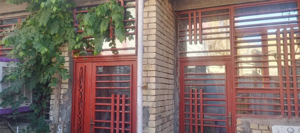 ​📣 دار سكنية للبيع في كربلاء (الحر الصغير) 📣
الموقع: الحر الصغير - فرع أسواق السلطان 📍

المساحة: 100 متر مربع 📐

الخدمات: كامل الخدمات متوفرة وجاهزة (كهرباء ⚡ + ماء 🚰 + شبكة مجاري 🚽).

الشوارع: واجهة البيت تقع على شارع تبليط مجهز بالكامل 🛣️.

​🔹 تفاصيل ومميزات الدار:

​الموقع الجغرافي: موقع استراتيجي وقريب جداً من المدارس 🏫 والأسواق والخدمات الأساسية في المنطقة، مما يجعله مناسباً جداً للعوائل.

​حالة البناء: الدار غير مكتمل البناء بالكامل (نواقص بسيطة) 🧱.

​البيتونة: البيت لا يحتوي على بيتونة (جاهز للتعديل أو الإكمال حسب رغبة المشتري) 🏗️.

​📞 للاستفسار ومعرفة التفاصيل:***********

السعر ٩٥م

