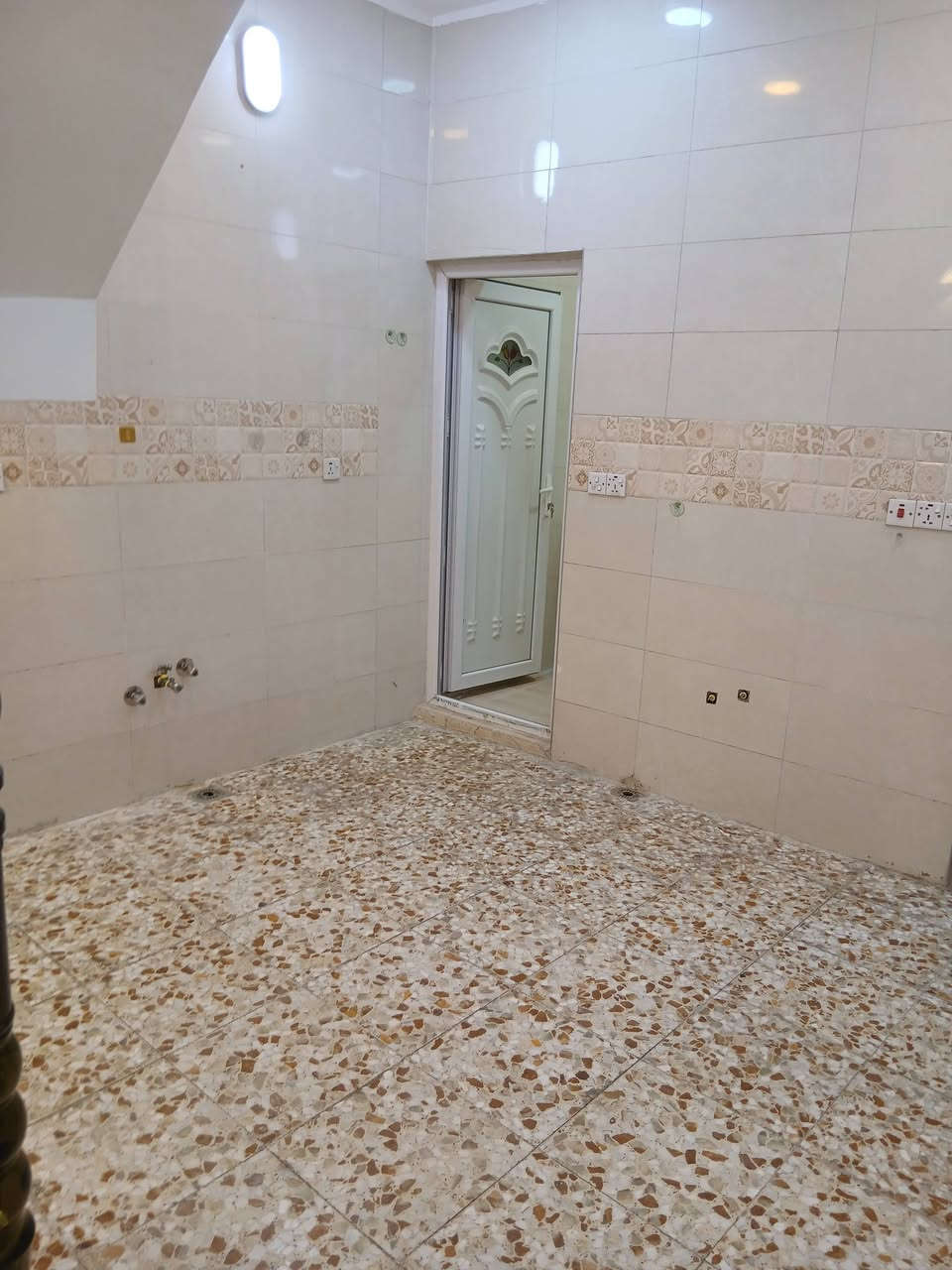 دار زراعي حديث زيرو للبيع سند ٢٥  منطقة السبع ابكار مقابيل مركز شرطة الصليخ  بصف جامع الحجية المساحة ٤٠ متر الواجهة ٤ متر ثلث طوابق يحتوي من استقبال ومطبخ وثلث غرف نوم وحمام عدد ٢ ومنور وبيتونة وسطح والمنطقة خدمات كاملة عرض شارع ٩ متر والبيت فارغ جاهز للسكن وقريب على الشارع العام الاستفسار( *********** )
