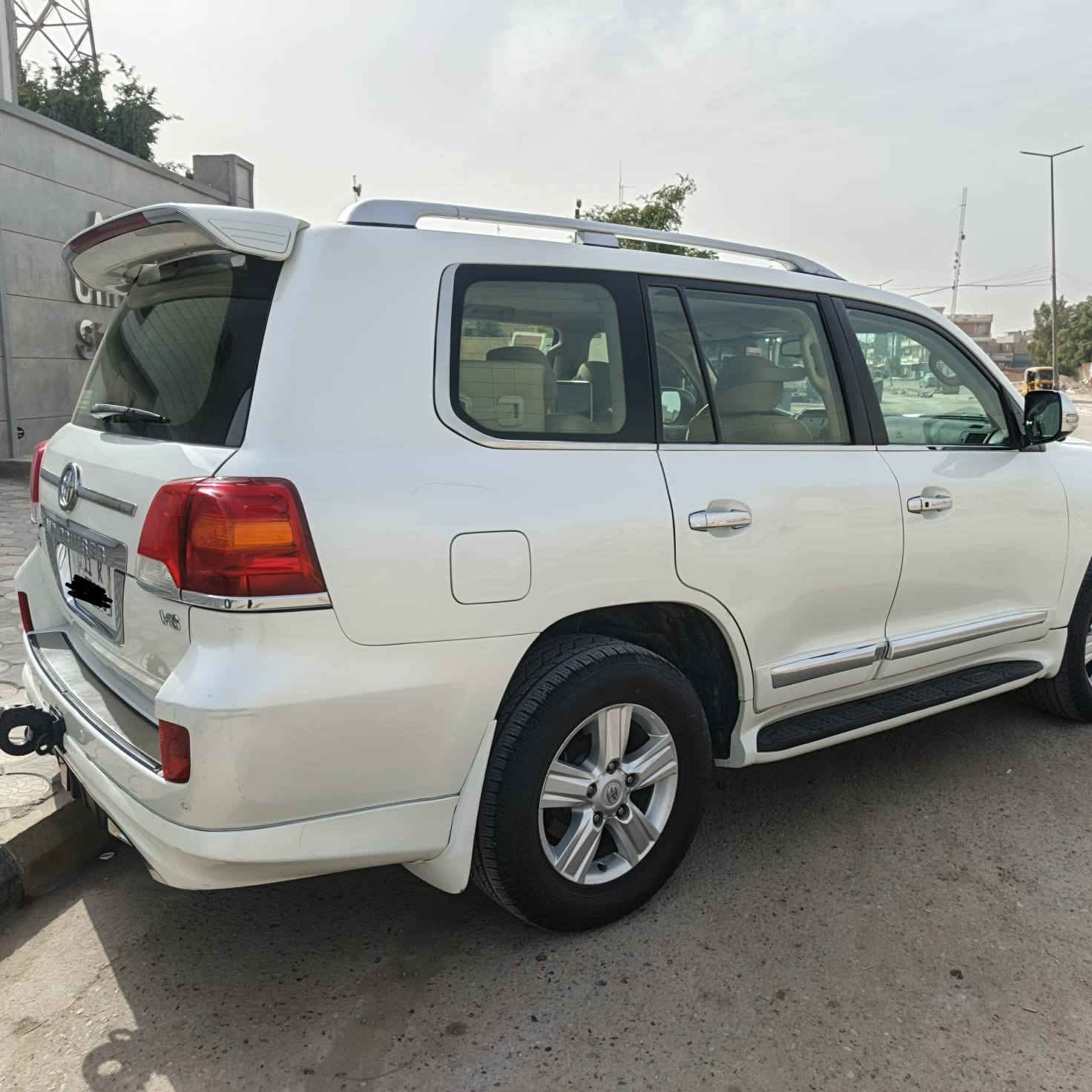 السلام عليكم
لاند كروز 2015 بريم
فول مواصفات ام خمس كامرات 
وياهه بصمتين ومسجل مالته 
رقم بغداد انكليزي
كير محرك كفاله 
بيه هلال الخلفي صبغ فقط وبارد جاملغ امامي وبراغي بابتين مرخايه وجاملخ مفتوح ولباقي كفاله 
السعر 385 للبيع او مراوس حسب الرغبه
مكان بغداد الكرخ 
***********
