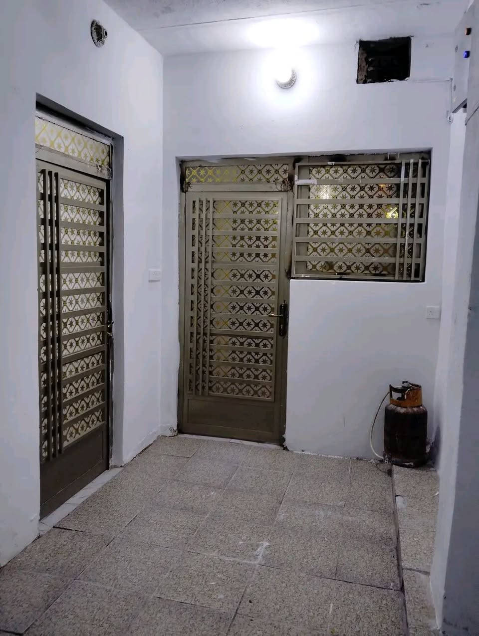 الدار للبيع المساحه ١٠٠ متر الدار نضيف جدا طابو زراعي سند 25 الموقع على ربيانه قرب سيد حبيب داخل الفرع بناء طابوق السقف عكاده يتكون من غرف نوم ثنين وستقبال وصاله ومطبخ مجمع صحي خارجي وداخلي وطارمه وممرات البيت طابقين أي استفسار إتصال على الرقم *********** وسعر 5 5
