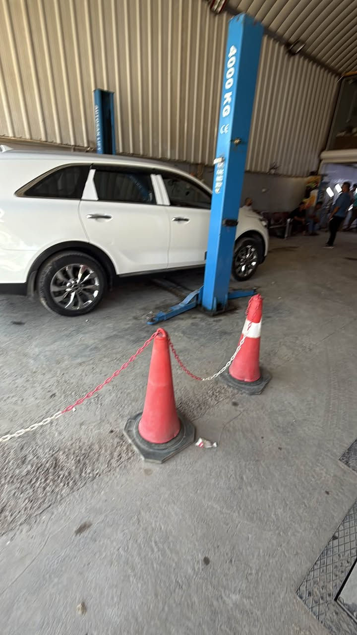سلام عليكم سورنتو ٢٠١٩ خليجي بيه بنيد مصبوغ نصه حادث سطحي بدون دواخل  نهائيا حته دعاميه مالته نفسه وشباك كذالك. رقم بابل باسمي ماشيه ١٨٧ الف كير مكينه تبريد كفاله عامه ممفتوح بيهن برغي  جنطه مابيه بارد هاي شخطين صغار بل سونار كتب بارد تايرات نضاف داخل مالته جديد سنويه جديده كامله من كل نواحي سعر ٢٢٥ وبيه مجال مكانه بابل مركز مدينه رقمي *********** رجائا اقره تفاصيل واتصل
