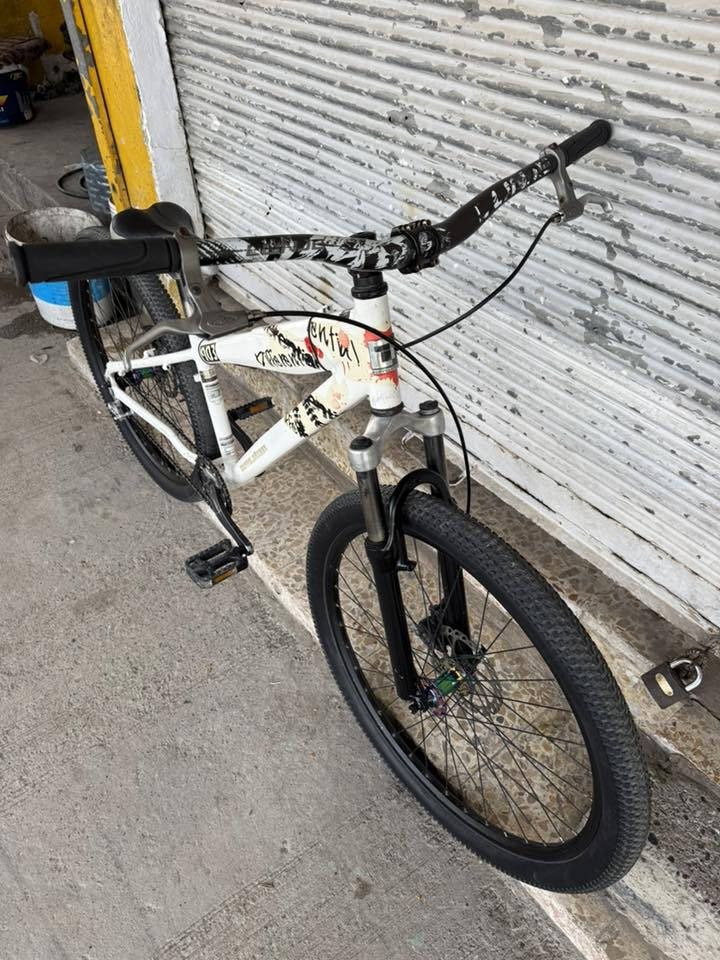 دراجة هوائية جبلي استعراضي 

مختوم ياباني 🇯🇵 

قياس 26 جبلي 

معدن المنيوم 

البريكات نظام دسك بريك 

طوبات او بطيخات ابو الصوت طرب 

تايرات كتان 

المكينة 1 اسبيد سرعة وحده 

السعر 220 وبيه مجال بسيط 

عنوان المحل موصل أيمن تقاطع شارع كنيسة الساعة🚴‍♂️🚴

يوجد توصيل 🚚 كافة محافظات العراق 🇮🇶 

☎️***********
