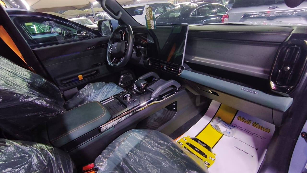 جيتور T2 2025
جيتور T2 2.0L 

الموديل: 2025 ((خليجي)) 

ماشيه 7000

مقاعد زيتوني

المحرك: 4 أسطوانات L 2.0 تيربو 254 حصان حقن مباشر

عزم الدوران (نيوتن-م): 390

ناقل الحركة: اوتوماتيكي دبل كلاتش من 7 سرعات

ضمان المحرك: 10 سنوات او 1،000،000 

بعدها داخل الضمان و الصيانة كلها داخل الشركة 

المواصفات:

•فتحة سقف بانوراما 1.1م

•إطارات قياس 20 إنچ

•الصندوق شفط

•الشباك الامامي المضاء  بجيتور 

•مثبت سرعة مع رادار تفاعلي

•نظام القيادة شبه الذاتية

•نظام الكبح التلقائي في حالة الطوارئ

•نظام تحذير الاصطدام الامامي والخلفي

•كاميرات محيطية 540 درجة

•حساسات أمامية وخلفية

•نقطة عمياء

•نظام تحذير مغادرة المسار

•نظام المساعدة للبقاء في المسار

•شاشة التحكم بقياس 15.6 إنچ

•شاشة القيادة بقياس 10.25 إنچ

•نظام صوتي متطور 12 سماعة من Sony

•نظام أبل كاربلاي وأندرويد أوتو لاسلكي

•نظام اوامر و تحكم صوتي

•مقصورة الركاب من الجلد الفاخر والكنتارا

•مقعد السائق والراكب كهربائي

•مقاعد السائق والراكب مبردة 

•مقاعد السائق والراكب مزود بذاكرة لحفظ 3 وضعيات الجلوس

•إنارة ترحيبية مع إنارة محيطية متعددة الالوان

•مصابيح أمامية وخلفية أوتوماتيكية LED 

•المرايا الجانبية قابلة للطي كهربائياً ومدفئة

•دخول ذكي و تشغيل عن بعد

•خاصية إغلاق نوافذ وفتحة السقف عن بعد

•شاحن هاتف لاسلكي سريع

•نظام تنقية الهواء PM2.5 وفلتر N95

•مسند الذراع الوسطي مع ثلاجة

•انماط قيادة متعددة للطرق الوعرة

•وسائد هوائية امامية و جانبية عدد 6

•ماسحات الزجاج الأمامي مع حساس للمطر

•دوسات جانبية

•نظام الفرامل الأوتوماتيكي Autohold

•نظام التحكم بنزول المنحدرات

•نظام المساعدة لصعود المرتفعات

•نظام مراقية ضغط الاطارات

السعر : 40مليون.  

الاستفسار: ***********      مكان السياره  كربلاء المقدسة
