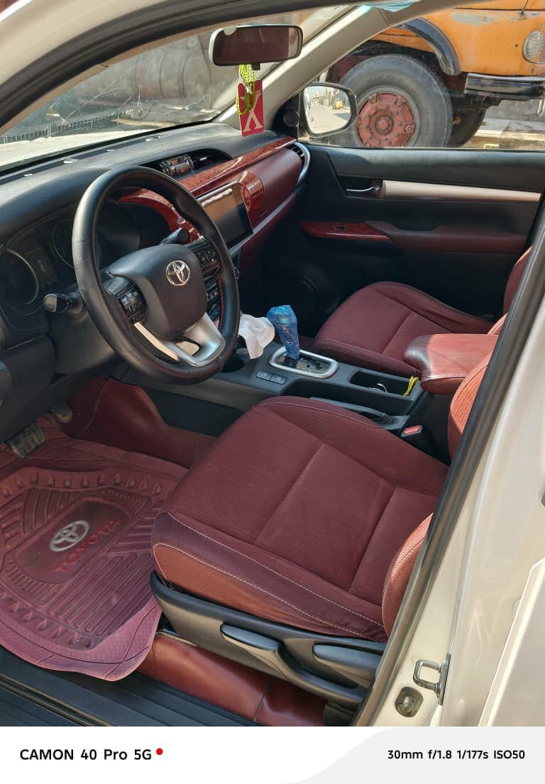 هايلوكس كويتي موديل ٢٠١٨ مكفوله كفاله عامه سونار ماشي ٩٨ الف تايرات جديد رقم واسط تحويل 
***********
