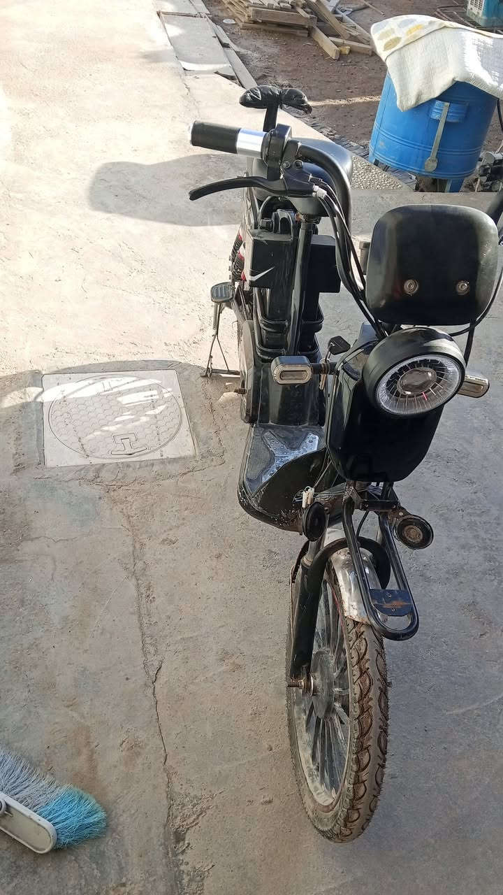 للبيع دراجة شحن حجم 20 🔥
مستخدمة ونظيفة، تمشي زين وتتحمل شغل 💪
وضعها طيب وتشتغل بدون مشاكل و بطارياته جديدة و  سعر300 و بيه مجال للشراي مكاني بغداد الدورة ابودشير رقم الهاتف *********** بي واتساب
