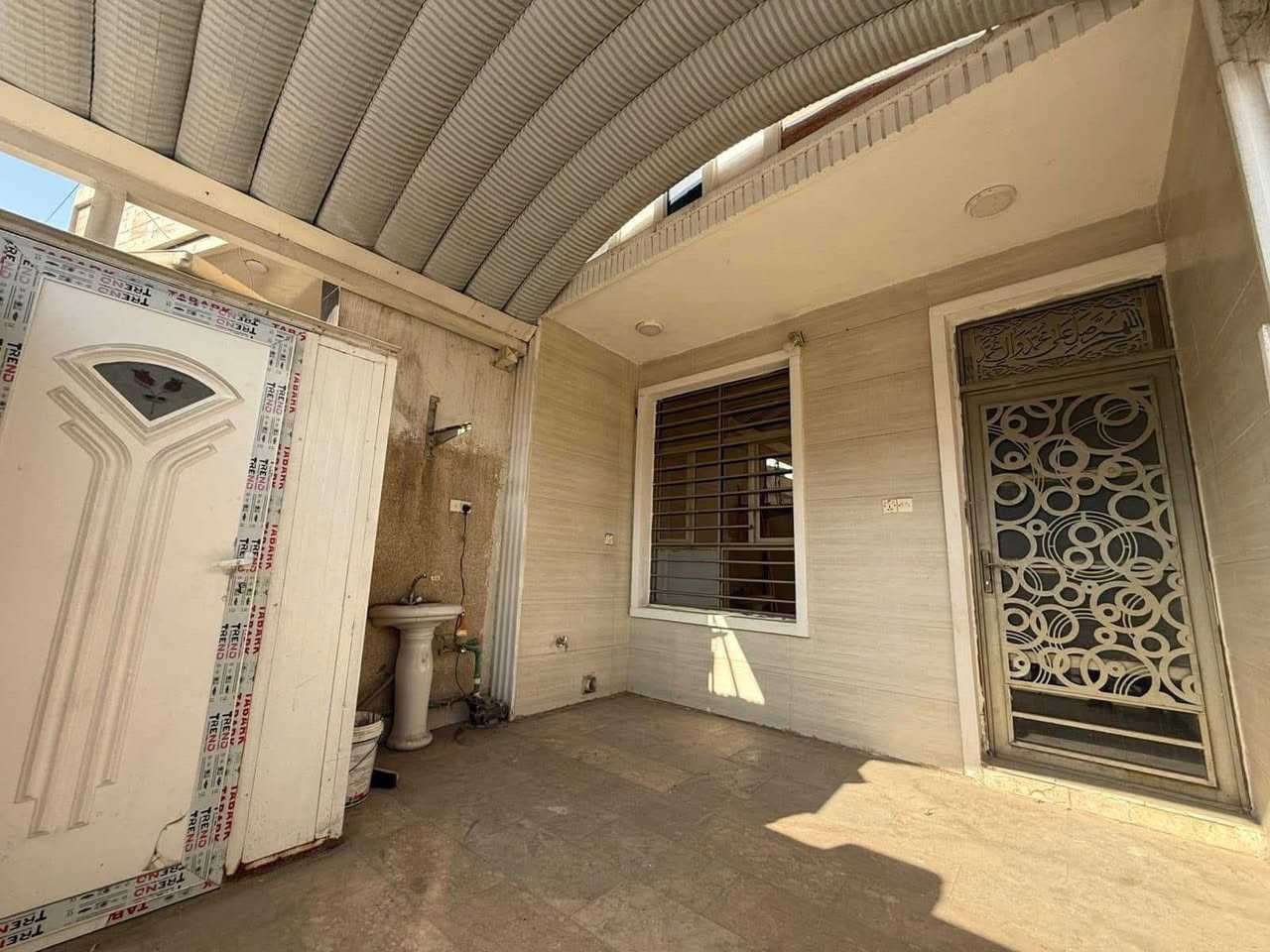 الدار للإيجار  السعر 650 قفل 
المساحة 105 م
عرض الرصيف 5 م 
عرض الشارع 15 م 
موقع جيد جدا 
مقابل جامعة الامام الكاظم عليه السلام 
يحتوي الطابق الارضي على طرمة وخدمات خارجية واستقبال ومطبخ حار وبارد ومنور وخدمات وغرفة نوم 
ويحتوي الطابق الثاني على غرفتين نوم وخدمات ومكان غسالة وبيتونة وسطحين 
للاستفسار اكثر يرجى الاتصال ع الرقم التالي
(***********)
متواجد هذا الرقم ع الواتس اب والفايبر والماسنجر 
او الاتصال ع الرقم الاخر ***********
او زيارة مكتب تبارك للعقار والمقاولات الكائن في شارع الاسواق المركزية قرب مطعم ميامي
