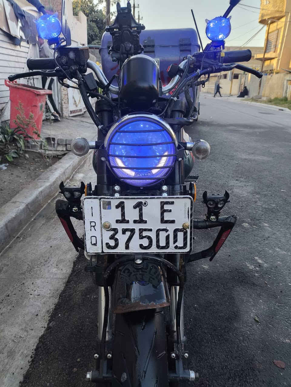 سلام عليكم لاتي موديل 2023 رقم بغداد السعر مليونين 300 بيهه مجال قليل مكان بغداد شرطه الخامسه رقم ***********
