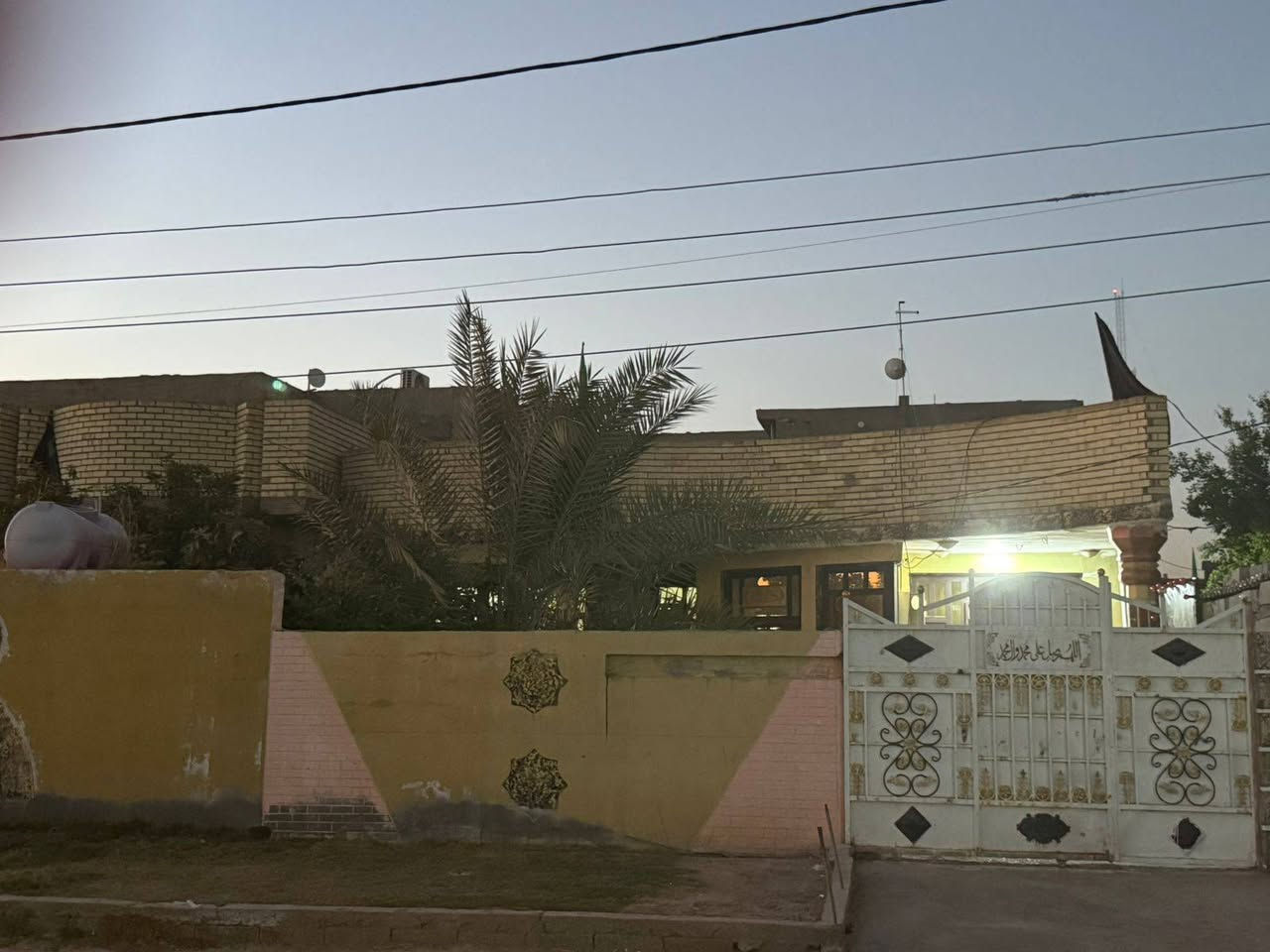 📣 إعلان  بيع عقار مميز (منزل حديث للبيع)
​العنوان: منزل سكني متكامل الخدمات.
الموقع: العزيزية - منطقة الكرامة.
​🔹 المواصفات العامة:
​نوع البناء: بناء حديث (درجة أولى).
​الحالة: جاهز للسكن الفوري ومكتمل من كافة التفاصيل الإنشائية والخدمية.
​🌾 إعلان بيع فرصة استثمارية (أرض زراعية مع حقل عجول)
​نوع العقار: أرض زراعيه استثمارية.
المساحة الإجمالية: 10 دونم.
​🔹 المميزات والمواصفات:
​الإنتاج الحالي: الأرض صالحة جداً للزراعة، ومزروعة حالياً بمحصول(الجت).
​المشروع الاستثماري: تحتوي الأرض على حقل عجول متكامل وجاهز تماماً للتشغيل والعمل.
​📞 لمعرفة السعر ولمزيد من التفاصيل ، يُرجى الاتصال على الأرقام التالية:
​آسيا سيل: ***********
​زين العراق: ***********
