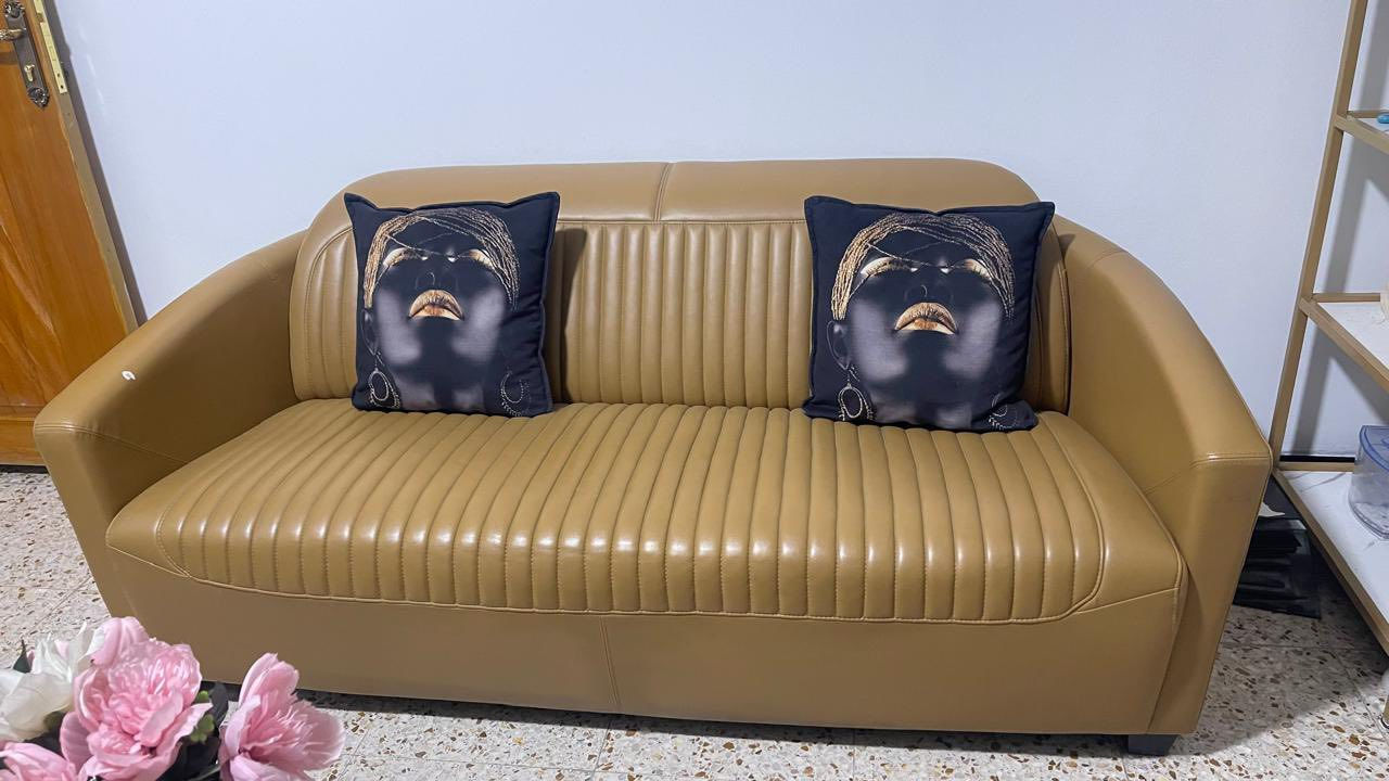 قنفات جلد للبيع نظيفة جداً بسعر 500 الف / بغداد / المنصور /***********
