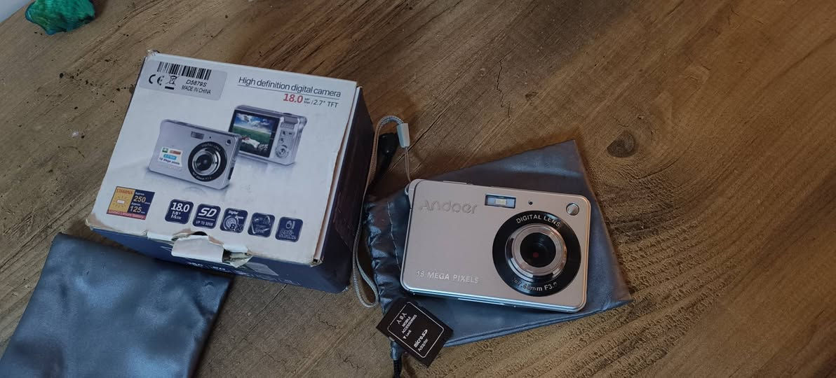 متوفر عندي كامرتين للبيع
الكاميرا الرصاصية من ماركة Andoer، كاميرا خفيفة و صغيرة مثالية  لتوثيق اللحضات والذكريات، مستعملة قليل وياها الكارتون و كيبل الشحن و بطارية إضافية و بيت الرام . 
بسعر 25 الف 
الكاميرا الثانية digital camera تجي بعدسة 50 MP صورها حلوة و تدعم الشحن السريع، الكاميرا مستعملة بحالة جيدة وياها الكارتون و كيبل شحن type c . 
بسعر 45 الف 
للعلم الكامرتين للصور و تسجيل الفيديو مو بس صور فقط . 
اللي يريد يشوف جودة الصور مال كاميرات يراسلني عالخاص و يدلل . 
متوفر توصيل مجاني داخل كركوك


**إذا كنت صاحب هذا الإعلان وتريد حذفه لأي سبب، رجاءا أرسل رسالة إلى الدعم الفني**