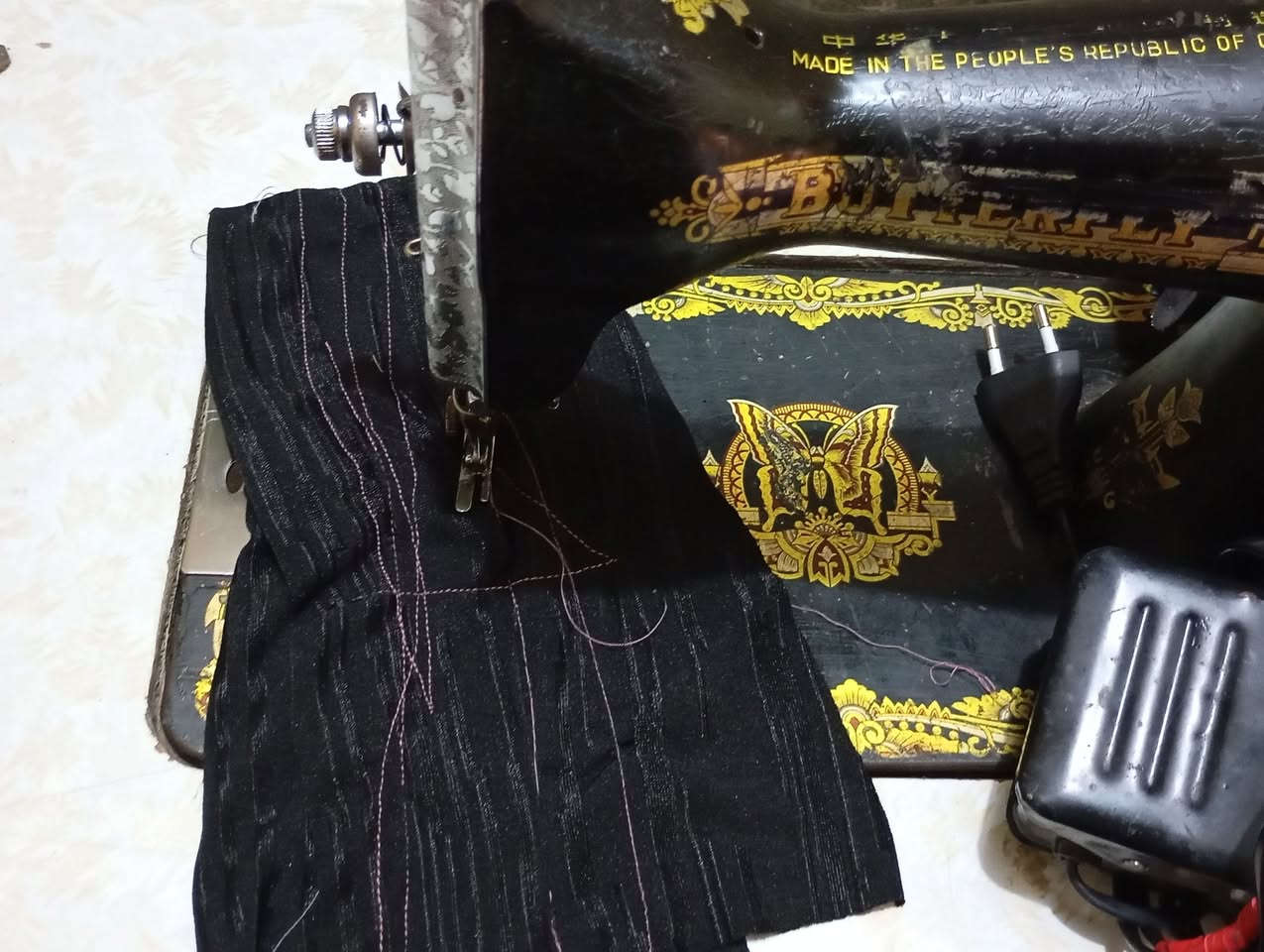 مكاين للبيع نضيفات ام الفراشه وام إلاسد يخيطن كلشي حته/ ***********
