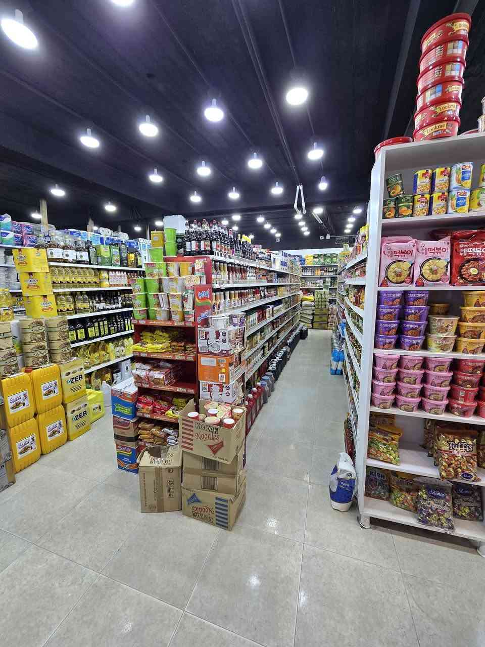 السلام عليكم سنتر للبيع لعدم التفرغ يتكون من طابقين الطابق الارظي غذائية الطابق العلوي كوزمتك ومنظفات مساحه كل طابق 250 متر
_ يحتوي على مخزنين مخزن للماء صغير ومخزن كبير للسلعه 
_ يحتوي على كاشير +جهاز كاشير مع كامل ملحقاته
_ يحتوي على 29 عارظه عاموديه 
_ يحتوي على 18 عارظه صطحيه مع عارظه الاجبان 
_ يحتوي على عارظه طرشي +  كرزات + بهارات 
_ يحتوي على 3 سبلت عامودي 
_ يحتوي على سستم كاميرات حديث يتكون من 36 كاميرا +2 بلازمه صغيرة وكبيره 
_ توجد غرفه اداره في الطابق الثاني صغيرة + تواليت 
وهواي تفاصيل مايسعني ذكرها لمعرفه التفاصيل اتصل على صاحب السنتر *********** او ***********
