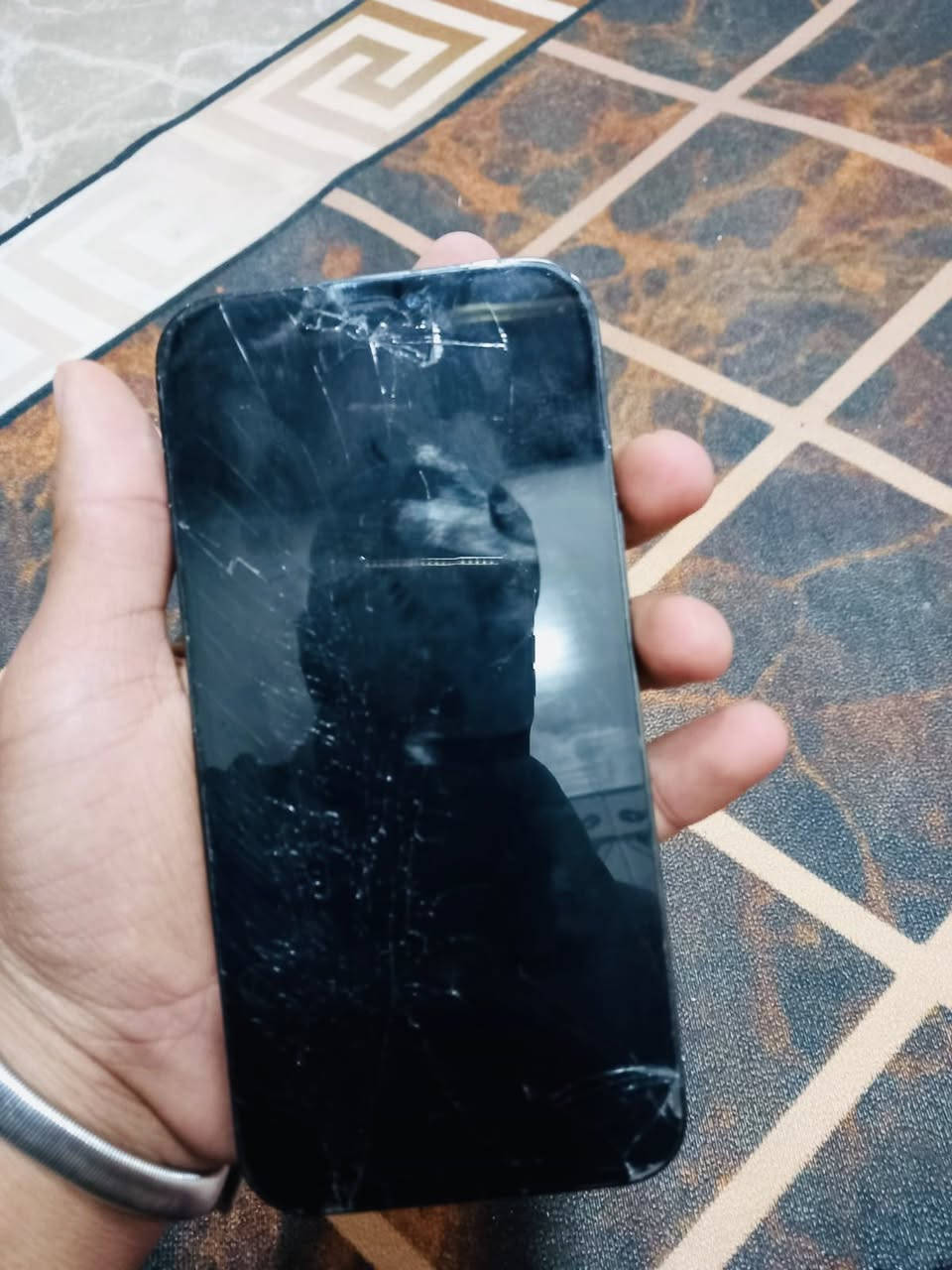 سلام عليكم اخوان ايفون 12بروماكس مكسور شاشه وضهر بس شغال وكلشي مابي كارتونه موحود بطاريه 77 السعر300وبي مجال ***********هاذ رقمي راسلني واتساب موجود الي مو شراي لا يراسلني رجاء
