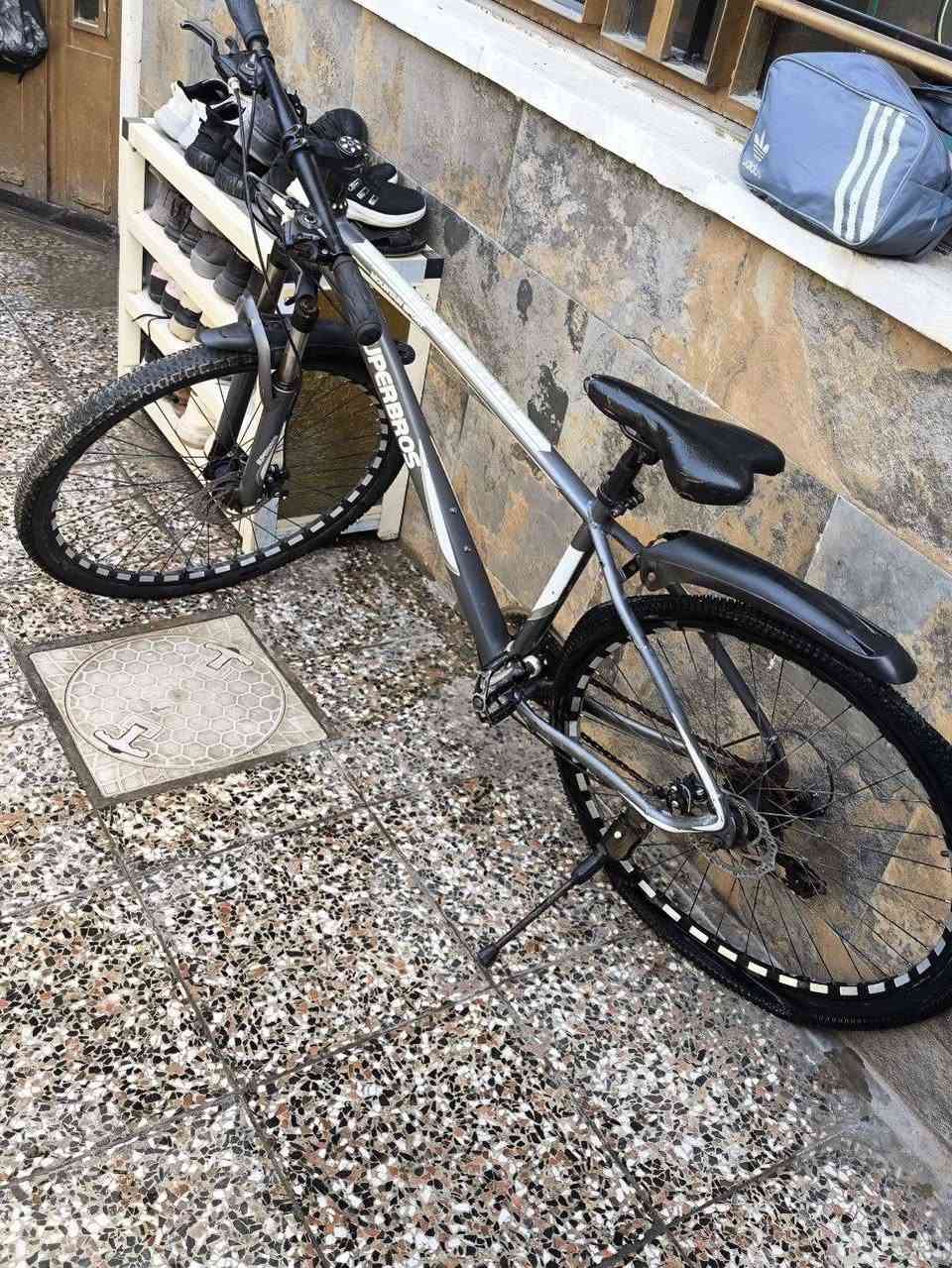 🚲 للبيع بايسكل SUPERBROS 🚲
بايسكل مرتب ونظيف، يحتاج فقط جوب يجي شراي اسويلكيا وانطيكا👍
المواصفات:
النوع: بايسكل جبلي
الماركة: SUPERBROS
الهيكل: قوي
قياس العجلات: 29
فرامل دسك امامي وخلفي 
مساعد أمامي
كرسي مريح
واقي طين خلفي
ستاند جانبي
الحالة: نضيف 95٪
السبب: ما عندي وقت أستخدمه
💰 السعر: (سوم 💲)
📍 المكان: (شهداء البياع)
📞 التواصل: خاص أو تعليق
او عل واتساب ***********
