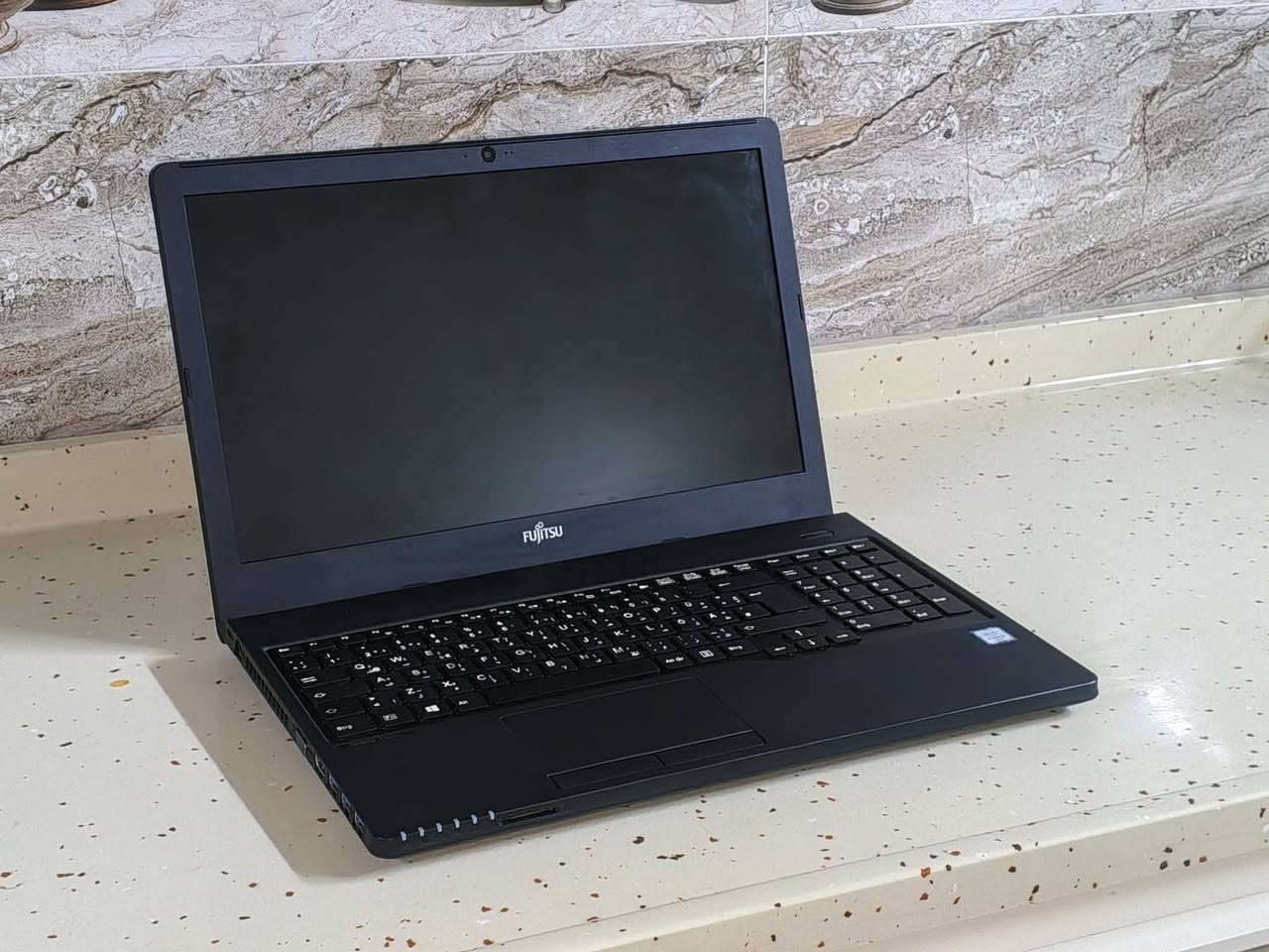 :
:

💻 لابتوب Fujitsu LIFEBOOK للبيع (بحالة ممتازة نضافة 95%)

جهاز عملي وسريع، ممتاز للدراسة، العمل المكتبي، والتصفح.

### ⚙️ المواصفات التقنية:

 * **الموديل:** Fujitsu LIFEBOOK A357

 * **المعالج:** Intel(R) Core(TM) i3-6006U CPU @ 2.00GHz

 * **الذاكرة العشوائية (RAM):** بحجم 8 GB (تمنحك سلاسة في فتح البرامج والتنقل بينها)

 * **الهارد (التخزين):** SSD KINGSTON بحجم 112 GB (سرعة عالية جداً في الإقلاع وفتح الملفات مقارنة بالهاردات العادية)

 * **كرت الشاشة:** Intel(R) HD Graphics 520

 * **نظام التشغيل:** Windows 10 Pro (64-bit)

### 📝 ملاحظات إضافية للمشتري:

 * الجهاز نظيف وجاهز للاستخدام الفوري.

يوجد ملحقات (شاحنة الاصلي البلادي)+(حقيبة لابتوب)

 * **السعر:** [130] (قابل للتفاوض ).

……للستفسار اكثر اتصال *********** موجود واتساب أيضا

📌📍 مكان كركوك 📍📌
