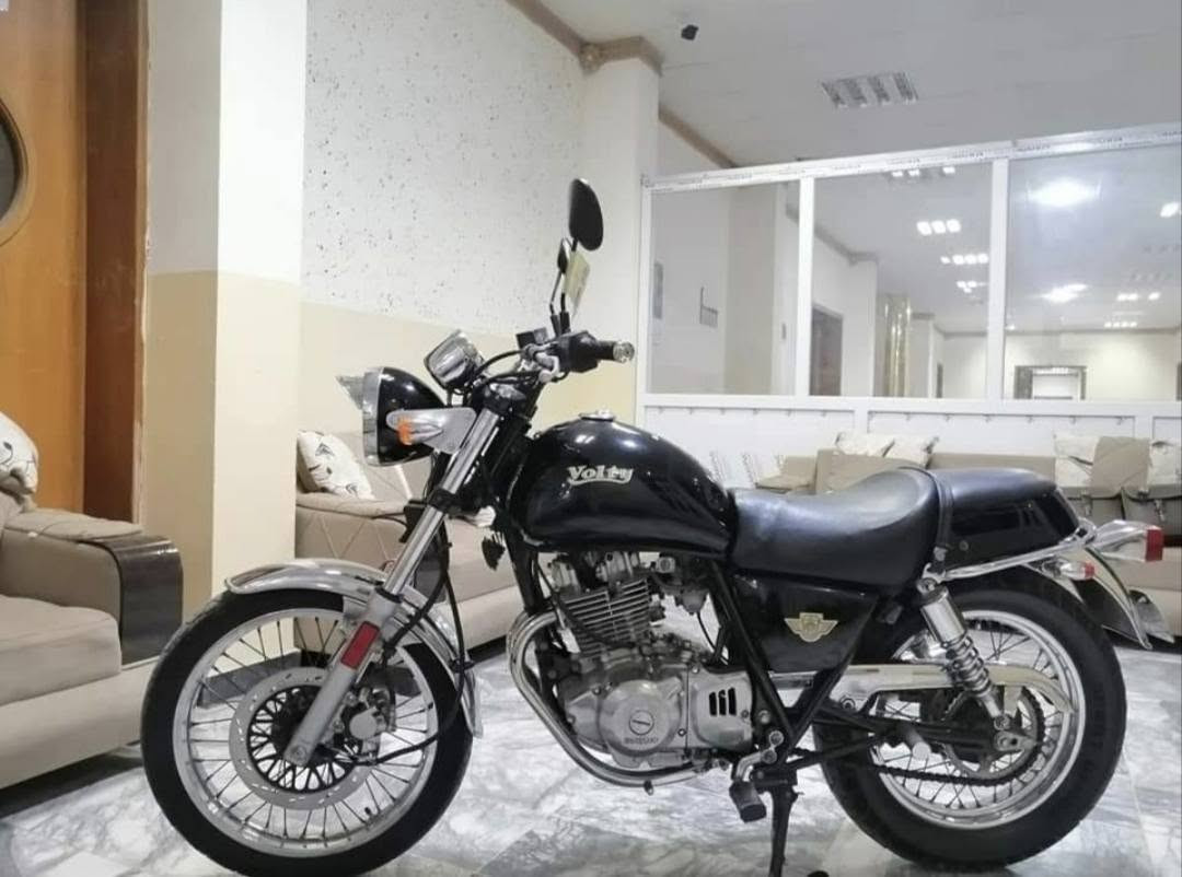 ماتۆری کلاسیک 250cc یابانی مۆدیل 1995
هەمووگیانی بیلادە لەوەتی هاتوە لای خۆمە مەنەفێسە ..تەنانەت کابلیتریش نەکراوتەوە ،،بەشەرتی هەموو گیانی ئەیفڕۆشم 
 
تایەی دوو ساییز،،قاچی حاسەیە ،،سلفە ،،یەک پستۆن و دەبڵ سالۆنسایە دەنگی بەرز نیە  و گیچی 140 و ئەوەنەش ئەروا 
سعری فرۆشتنی 1150 هەزار
750 $دۆلار
*********** السليمانية, العراق
