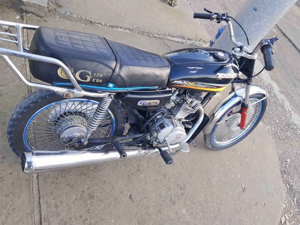 بە ناوی خوای گە ورە ماتور تایگه ر بو فروشتن مە کینە 125 گیرو مە کینە ی بە شه رت نرخ 180هه زار شوین قه لادزێ 
*********** بشدار, السليمانية
