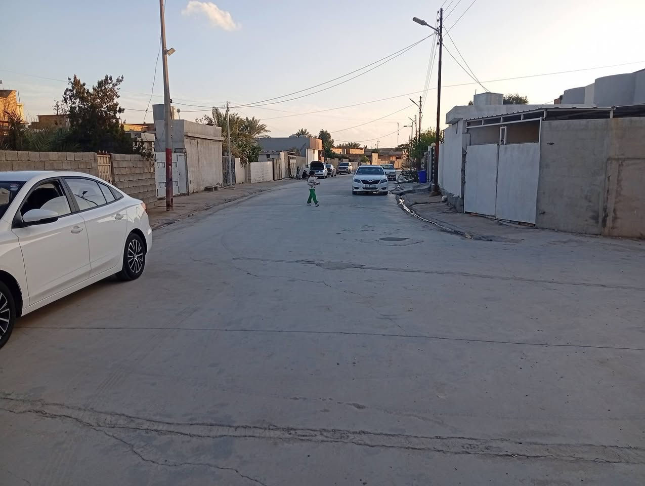 دار سكني للبيع رقم زراعي مساحة البيت 200 متر متكون من غرفتين نوم وهول مع حمام  وتواليت غرفة استقبال درج داخلي وبيتونه ومطبخ وحوش وتواليت خارجي موقع البيت قضاء الدبس دور الشركة قرب بيت محامي شاهر الحمداني السعر 30 مليون ***********
