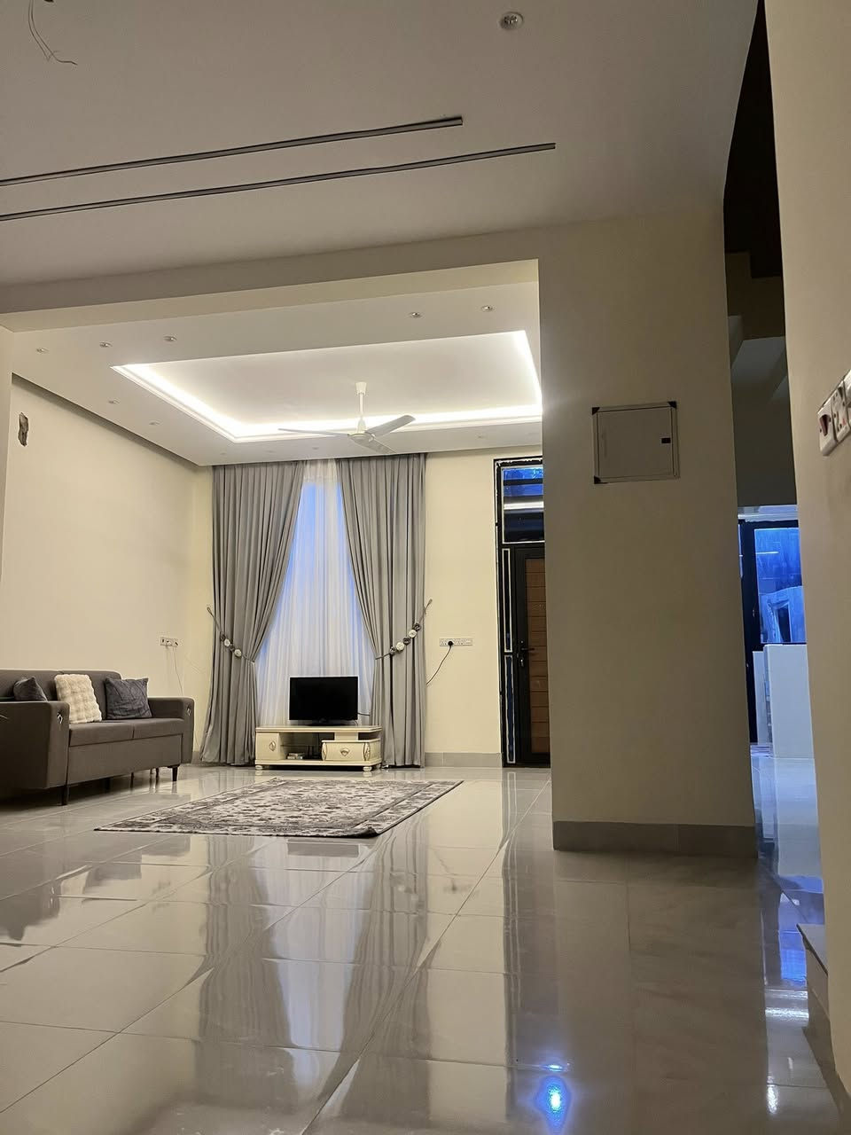 السلام عليكم دار لبيع  حي المرتضى مساحه 200متر البيت رفت 40 سم طابوك الأحمر غرفتين نوم وحده 4ب4 ولثانيه 5ب5ونص صاله 5ب4ستقبال 5ب4صحيات درج مكسر كراج سياره وبي نواقص قليله السعر ب 110 وبي مجال الرقم ***********
