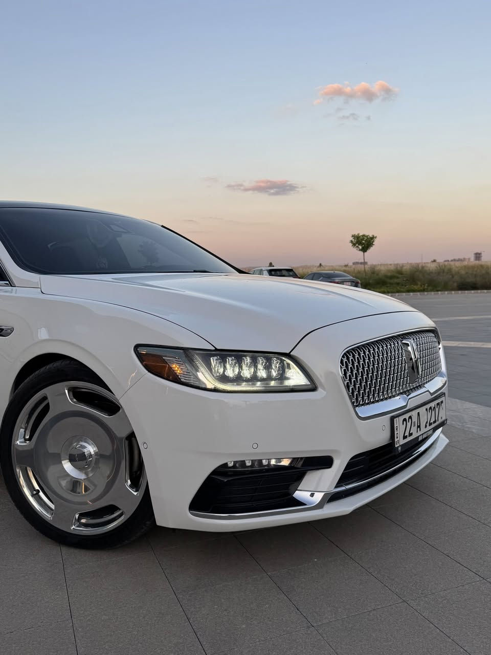 Lincoln Continental Black Label 2020 V6 3.0TT AWD
لينكون كونتيننتال بلاك ليبل 2020، وحدة من اصل ٨٠ وحدة بل عالم و غراضهة ارخص شي و كلشي متوفر داخلة كلين ٠كم للعراق ضمان شركة فورد القاصد وياهة تأمين شامل في حال انضرب و سويت حادث ترجع فلوسك ٩٠٪؜ وياهة كتاب تضليل و سقف رولس رايس و كاعيات هم رولس رايس.
 المحرك والأداء:
 محرك 6 سلندر V6 بسعة 3.0 لتر (Twin-Turbo) بقوة 400 حصان وعزم دوران 542 نيوتن متر.(Intelligent AWD): دفع كلي مستمر يوزع القوة ديناميكياً بين العجلات الأربعة.(Dynamic Torque Vectoring): نظام متطور يرسل القوة للعجلة الخارجية في المنعطفات لثبات قياسي ومنع الانزلاق.
 التعليق التكيفي الذكي (Adaptive Suspension): نظام تعليق غازي متطور يقرأ الطريق في أجزاء من الثانية (CCD) ويتكيف مع الحفر والمنعطفات لتوفير راحة فائقة.
 ثلاثة أنماط للقيادة (Lincoln Drive Modes): التحكم في استجابة المقود والتعليق والمحرك عبر أنماط: Comfort (الراحة القصوى)، Normal (العادي)، و Sport (الرياضي).
. ميزات ثيم "رابسودي بلو" الحصري (Rhapsody Blue Theme)
هذا الثيم هو أعلى مستويات الفخامة الحصرية من لينكولن، ويأتي بكامل تفاصيله:
 المقاعد والجلود: مقاعد مغطاة بالكامل بـ جلد فينيسي فاخر (Venetian Leather) بلون أزرق رابسودي الملوكي، مع نقش وتطريز رقمي مخصص (Linking-L) يتخلله شامواه الألكانتارا (Alcantara).
 الطبلون والأبواب: مغطاة بالكامل بالجلد الأزرق الفاخر مع خياطة يدوية دقيقة ومبطنة بمواد عازلة
سقف السيارة: مبطن بالكامل من شامواه الألكانتارا (Alcantara).
3. مقاعد السائق والراكب الأمامي (Perfect Position Seats)
 تحكم في 30 اتجاهاً مختلفاً: المقاعد الأمامية الأيقونية من لينكولن التي تتيح التحكم في كل جزء من المقعد بشكل مستقل (بما في ذلك دعم الرقبة، الأكتاف، وأسفل الظهر).
 مساند فخذ مستقلة: إمكانية تمديد أو تقصير مسند الفخذ الأيمن والأيسر بشكل منفصل لكل رجل.
 المساج المتطور (Active Motion): نظام تدليك بـ 7 وسائد هوائية داخل المقعد لتخفيف التعب في السفر الطويل.
 ذاكرة المقاعد (Memory System): حفظ 3 وضعيات مختلفة للمقاعد والمقود والمرايا الجانبية.
4. النظام الصوتي المرجعي والترفيه (Audio & Infotainment)
 نظام Revel® Ultima الصوتي الخارق: يتكون من 26 سماعة موزعة بدقة هندسية داخل المقصورة، مع 3 أنماط استماع (Stereo، Audience، On-Stage)
5. التصميم والميزات الخارجية (Exterior & Body)
 الجنوط (العجلات): جنوط ألمنيوم مصقولة ومخصصة فقط لفئة البلاك ليبل مقاس 20 انج
 أبواب شفط (Soft-Close Doors): نظام إغلاق الأبواب آلياً بهدوء بمجرد ملامستها للهيكل.
 مقابض الأبواب الإلكترونية (E-Latch): مقابض أبواب مدمجة في خط الكروم الخارجي تفتح بلمسة زر كهربائية خفيفة من الداخل والخارج.
 السقف البانورامي (Dual-Panel Moonroof).
 الشبك الأمامي الخاص: شبك كروم مميز يحمل تصميم شعار لينكون المتكرر والمخصص لفئة بلاك ليبل.
 الصندوق الخلفي الذكي: يفتح ويغلق كهربائياً بالكامل مع ميزة الفتح الذكي بحركة القدم أسفل الدعامية الخلفية
6. نظام الإضاءة الترحيبي والذكي (Lighting Systems)
 إضاءة ليد التكيفية (Adaptive LED Headlamps): مصابيح أمامية ذكية تغير اتجاه الإضاءة مع حركة المقود لكشف المنعطفات، وتخفض الضوء العالي تلقائياً عند مرور سيارة مواجهة.
 نظام الترحيب (Lincoln Embrace): عند الاقتراب من السيارة، يضيء شعار لينكون على الأرض (بساط ضوئي ترحيبي)، وتضيء مقابض الأبواب والمصابيح الأمامية والخلفية والإضاءة المحيطية الداخلية بتناغم ساحر.
 الإضاءة المحيطية (Ambient Lighting): إضاءة داخلية خافتة ممتدة في الطبلون، الأبواب، وأرضية السيارة بـ 7 ألوان اختيارية.
7. حزمة الأمان والتكنولوجيا الذكية (Lincoln Co-Pilot360 Plus)
تحتوي السيارة على أعلى حزمة تكنولوجية للأمان ومساعدة السائق:
 شاشة العرض على الزجاج (Head-Up Display - HUD): تعرض السرعة، إشارات المرور، ونظام الملاحة على الزجاج الأمامي لعدم تشتيت السائق (وهي الأكبر والأوضح في فئتها).
 رادار كاميرات 360 درجة: نظام رؤية محيطية كاملة مع غاسل للكاميرا الأمامية والخلفية لتنظيفها تلقائياً
 
مكان السيارة اربيل 
رقم التلفون ***********
***********
