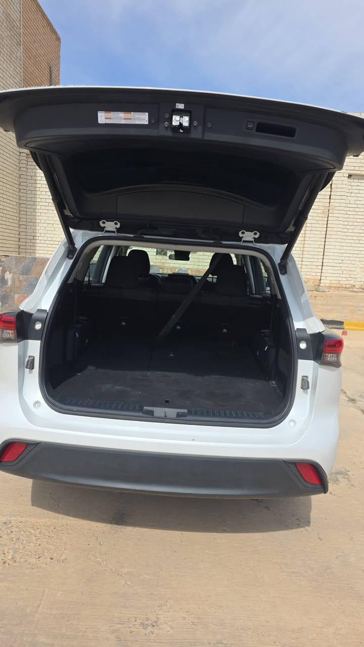 🚗 للبيع أو المراوس: تويوتا هايلندر 2022 (V6) – سيارة عائلية ملكية
لأصحاب الذوق والعوائل الكبيرة، سيارة قمة بالنظافة والراحة:

المحرك: 6 سلندر (V6) سعة 3.5 لتر، قوة وعزم ممتاز واقتصادية بالوقود بالنسبة لحجمها.

عدد المقاعد: 7 راكب (3 قطع كشنات) واسعة جداً ومريحة للسفر الطويل.

اللون: أبيض صدفي (Pearl White) مميز جداً وبحالة الوكالة.

المواصفات (فول عدا السلايت):

بصمة تشغيل وبصمة أبواب.

شاشة كبيرة تدعم Apple CarPlay و Android Auto.

كاميرا دوارة خلفية مع حساسات.

نظام تحديد المسار ورادار أمامي (تنبيه تصادم).

مثبت سرعة ذكي (رادار).

كراسي كهرباء (تحكم كهربائي كامل).

تكييف مركزي (ثلاث قطع) ثلج يغطي كل السيارة.

أنظمة قيادة متعددة (Sport, Eco, Normal) مع نظام خاص للثلوج والطرق الوعرة.

المسافة المقطوعة: 40 ألف ميل فقط.

الرقم: دهوك (لوحات أصولية وجاهزة للتحويل).

الضرر: قطعتين فقط (باب وجاملغ) تصليح درجة أولى، وباقي السيارة (ايرباغات، شاصي، محرك) كلها مكفولة وبشرط الفحص.

📍 المكان: صلاح الدين - تكريت.
💰 السعر: السعر مناسب جداً، وللتفاصيل أكثر يرجى الاتصال أو المراسلة.

📞 للتواصل المباشر:
***********او***********
