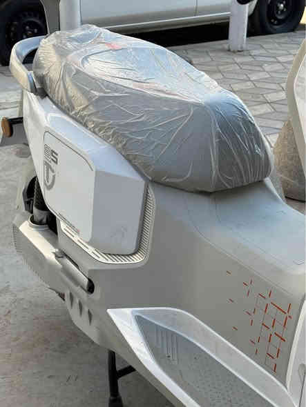 السلام عليكم 
دراجة ملكة تالج ريان لون ابيض مميز  بصمة 
الدراجه 6 باتري 35 امبير
زيرو ماماشية فقط 300 كيلو 
نضام البريك APS مانع انزلاق ودسكات والدبلات هايدروليك 
ملف الدراجه 2000 S  واط حقيقي 
سرعة 80  حقيقي 
المسافة المقطوعه من 75 الى 90 كيلو متر بلشحنة الوحدة 
لايتات زنون عالي وناصي بريك رياضي
ميزة الباركنگ قفل جوزة 
رايدها 1.750.000 مليون 
والي مايعرف بيهن لايعلق احسن 
مكاني بغداد *********** بغداد
