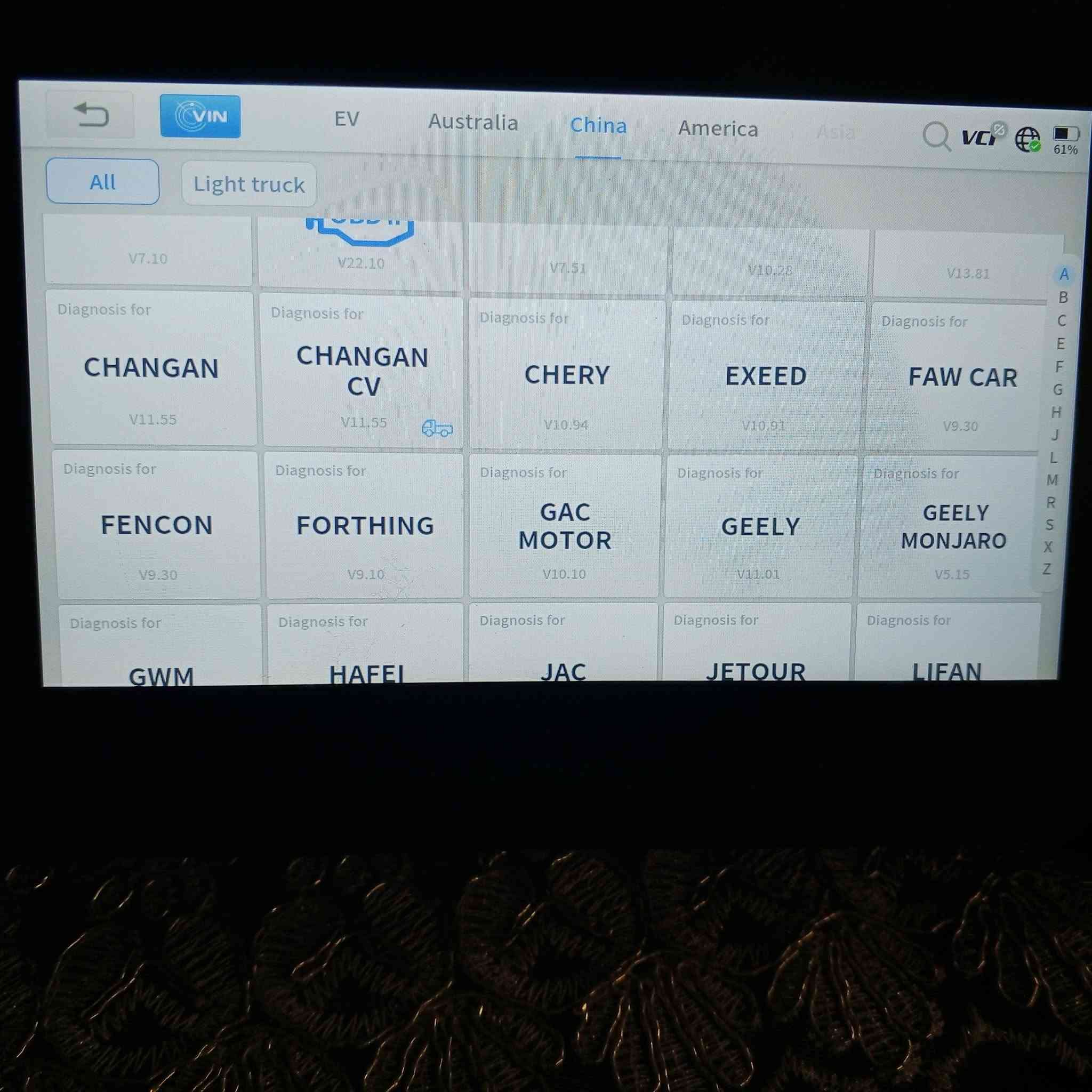 السلام عليكم xtool d7 w  يدعم كان اف دي
والوصلة واي فاي مو بلوتوث يعني سريع بشكل كلش راقي 
يدعم كل انواع السيارات عدا الايراني الكهرباء والبانزين والغاز كذلك والشاحنات الخفيفة 
ويدعم الذكاء الصناعي 
الجهاز اشتراكه ل2028 
الي يفيده يتواصل ويايه 
***********
