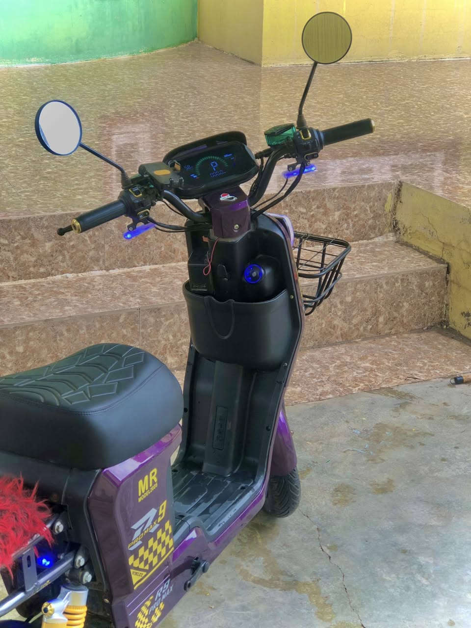 السلام عليكم.
موطور شحن R9 pro max للبيع 
موديل:2025
مستخدم قليل 
الون:مميز بنفسجي💜
مواصفات:
دبلات قفاز +امامي وخلفي
اشاير لكزز+نشرة امامي وخلفي
تشغيل عن بعد 
5بطاريات ونلي الاصلي
سماعات صوت
يحمل وزن 110kg
سرعة 109+عداد سرعة رياضي
بريكات دسك كبير الحجم
نظام البك R(الرجوع الى الخلف)
4سرعات
شحن يدوم من 2يومين الى3ايام
شاحنة اصلية
الموطور على وضع الشركة ما مبدل بيه كلشي
خدش مابيه 
السعرر 575وبيه مجال
للاستفسار على الرقم (***********)
او خاص.مكاني الجدعة
