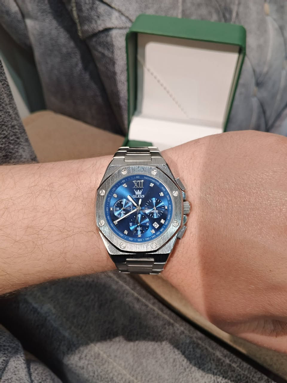السلام عليكم 
ساعه للبيع 
من ماركة OLEVS
سوبر ماستر كوالتي عالي جداً 
الساع وزن ثقيل 
جميع السناتر شغاله مع منفذ شهر 
مع العلبه الأصليه 
زجاج ضد الخدش 
قفل فراشه 
السعر 75 قفل


**إذا كنت صاحب هذا الإعلان وتريد حذفه لأي سبب، رجاءا أرسل رسالة إلى الدعم الفني**