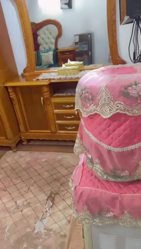 غرفة نوم مستعمله شي قليل تسكام كاملة كافت ملحقاتحهه العنوان حي اور السعر مليون ونص وبيهه مجال رقم الهاتف ***********
