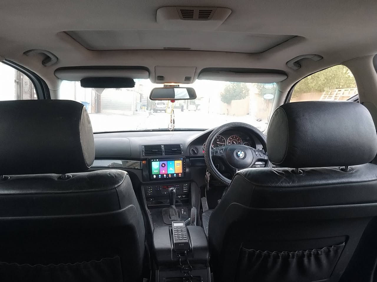 بي ام صقر موديل 2000 محرك 28 دبل فانوس
رقم سليمانيه بسمي تريد تحويل أتريد وكاله 
رقم دولي 
بيها منظومه غاز يعني تنسه البانزين +بطاقه بانزين بيها
كشنات جلت كهرباء تدفئه
تحكم استيرن
مثبت سرعه 
خزن ميموري 
مري قلاب كهرباء 
فتحه سقف
برده خلفيه  كهرباء 
كير محرك مكفولات 
تخم تأير جديد صدر جديد امامي خلفي 
تبريد ثلج 
سعر ٩٥بيها مجال 
مكان سياره بغداد وكركوك
***********
