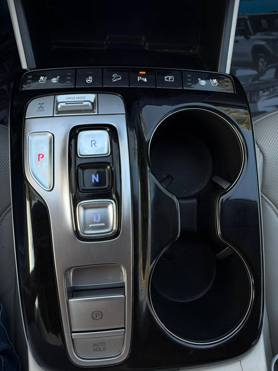 السلام عليكم ورحمة الله وبركاته
Hyundai Tucson 2024 LIMITED 

المواصفات
1- LIMITED موديل لون رصاصي 
2- محرك 4 سلندر هايبرد 
3- قمارة السيارة بانوراما 
4- كاميرات عدد 4 برؤيا محيطية 360 درجة 
6- لايتات عالي الانارة زينون اصل مع LED بارز في المقدمة 
7- حساسات امامي خلفي اصل 
8- امكانية تحريك المركبة بالريموت 
9- اشارات بالمرايا الجانبية 
10- حساسات الاجتياز الجانبي 
11- ويل كب حجم 18 مع طقم تاير بحالة ممتازة جدا
12- رادار امامي خلفي كاشف وتوقف تلقائي 
13- بصمة ابواب وبصمة تشغيل وتشغيل عن بعد
14- غرفة السيارة جلد 
15- كراسي المقدمة تحكم كهربائي متكامل مع ذاكرة للسائق
16- كراسي الإمام  تدفئة وتبريد كشن و الخلف تدفئه 
17- تحكم ستيرن جهتين متكامل مع تصفح للشاشة الداخلية 
18- شفتات ستيرن للتحكم بالوضع الرياضي 
19- السيارة ماشية 22.600  الف ميل 
20- شاشة دشبول كبيرة محتوية لمجموعة كبيرة من الايعازات والضبط
21- تبريد السيارة قطعتين امامي وخلفي 
22- عند فتح الاشارة تفتح كاميرا في العينة في السيارة 
23- امكانية تحديد المسار في الطرق الخارجية 
24- شاحن موبايل وايرلس 
25- السياره 4×4 
26 - الصندوق كهرباء
 27- وباقي المواصفات الغنية عن التعريف في الفئة الفول مواصفات
28- السياره عليها حمام و بوليش من  مركز nvn 
29-صور السونار  من ضمن المنشور 

اخوان هاي اعلى فئة Tucson مواصفات ليمتيد 
يعني فول أعلى شي السياره مناقصها اي شي و شرط الفحص وين متحب تفحصها السياره براحتك (اي ملاحظه بسياره ينقص من سعرها )

السعر 210 ورقه وبيها مجال حك جيتك واخليك على راسي 

السياره الله شاهد كامله مكمله متصرف عليها اي شي وين متحب تفحصها براحتك مكان السياره بغداد الغزاليه 

للتواصل على رقم ***********
